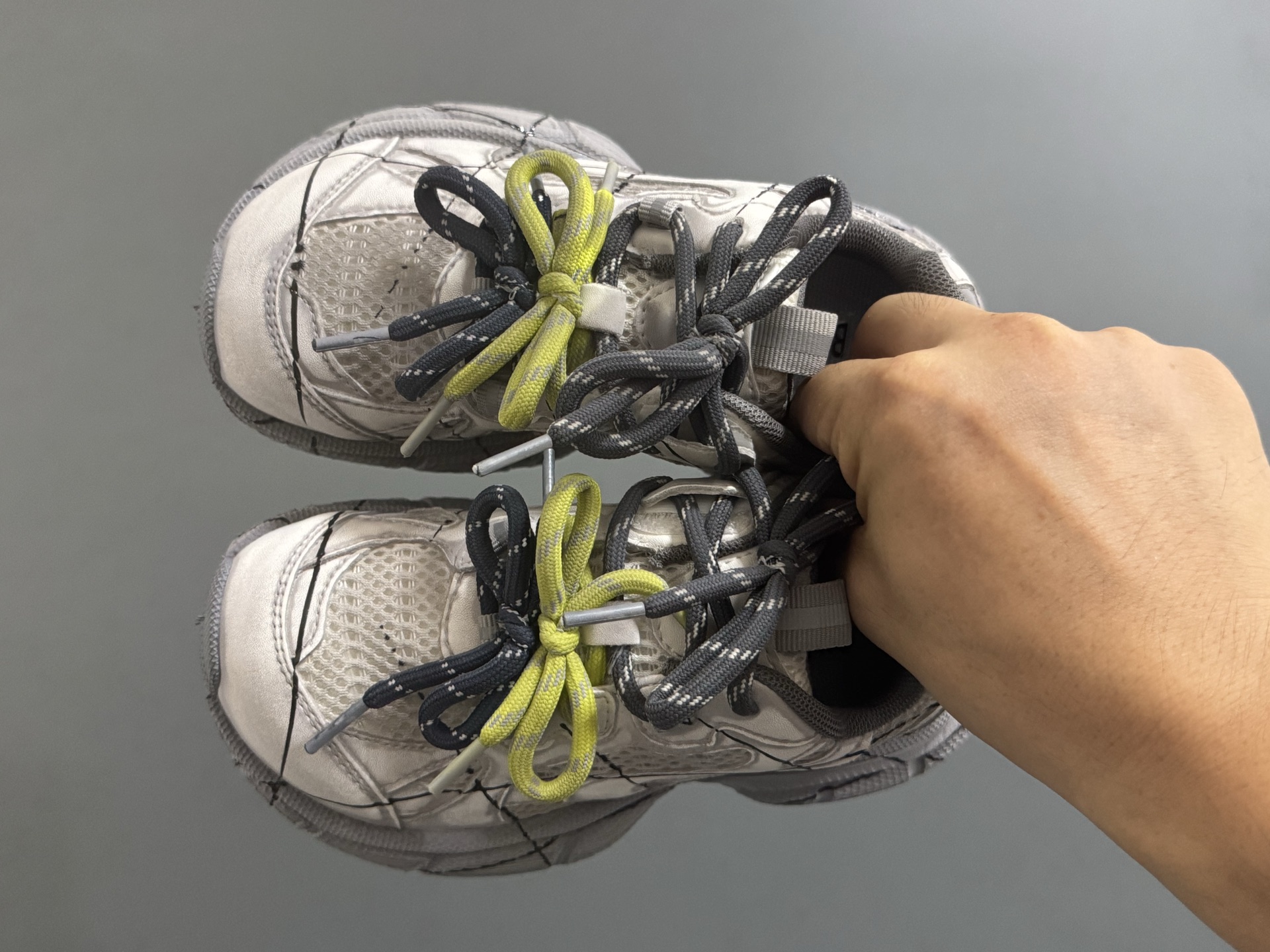 巴黎世家做旧网格线儿童魔术贴老爹鞋26-37码 魔术贴设计，穿脱超方便✌🏻 网面拼接，透气舒适☁️ 橡胶耐磨防滑大底，脚感超赞👍🏻-选品中心