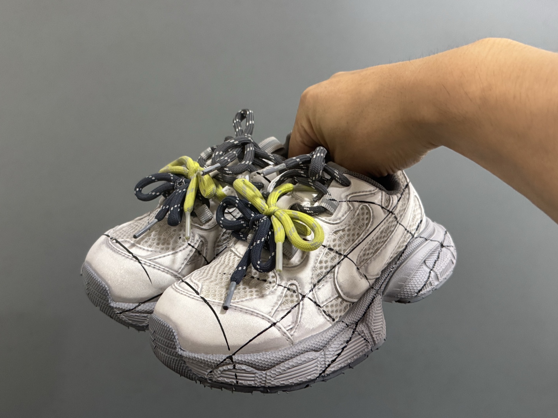 图片[2]-巴黎世家做旧网格线儿童魔术贴老爹鞋26-37码 魔术贴设计，穿脱超方便✌🏻 网面拼接，透气舒适☁️ 橡胶耐磨防滑大底，脚感超赞👍🏻-选品中心