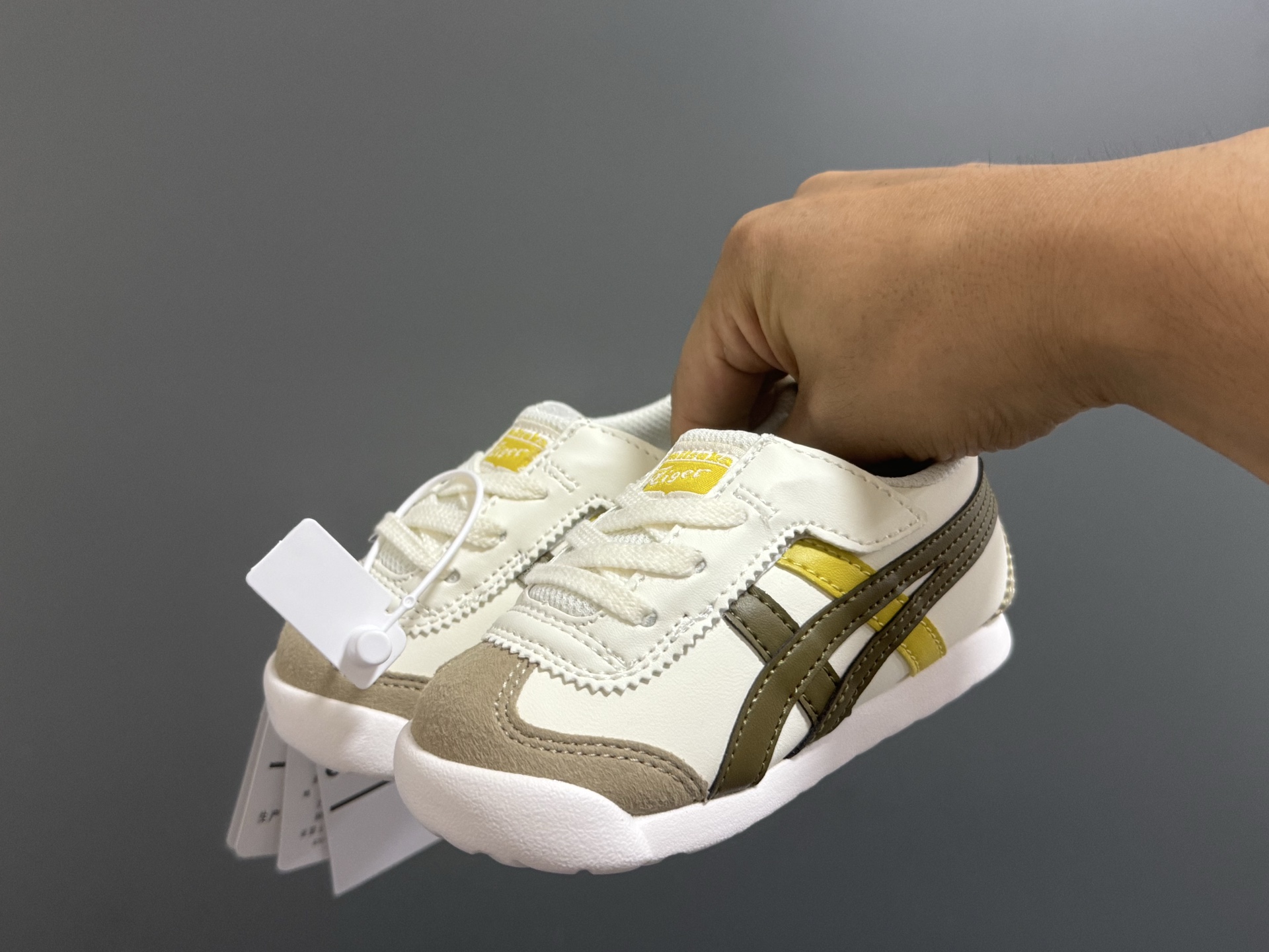 图片[2]-新色 亚瑟士鬼冢虎飞机翼魔术贴婴童休闲鞋 尺码：22.5-28.5码 经典亚瑟士婴童款🆕 优质皮料，质感满满💯 飞翼式魔术贴设计，穿脱超方便✌🏻-选品中心