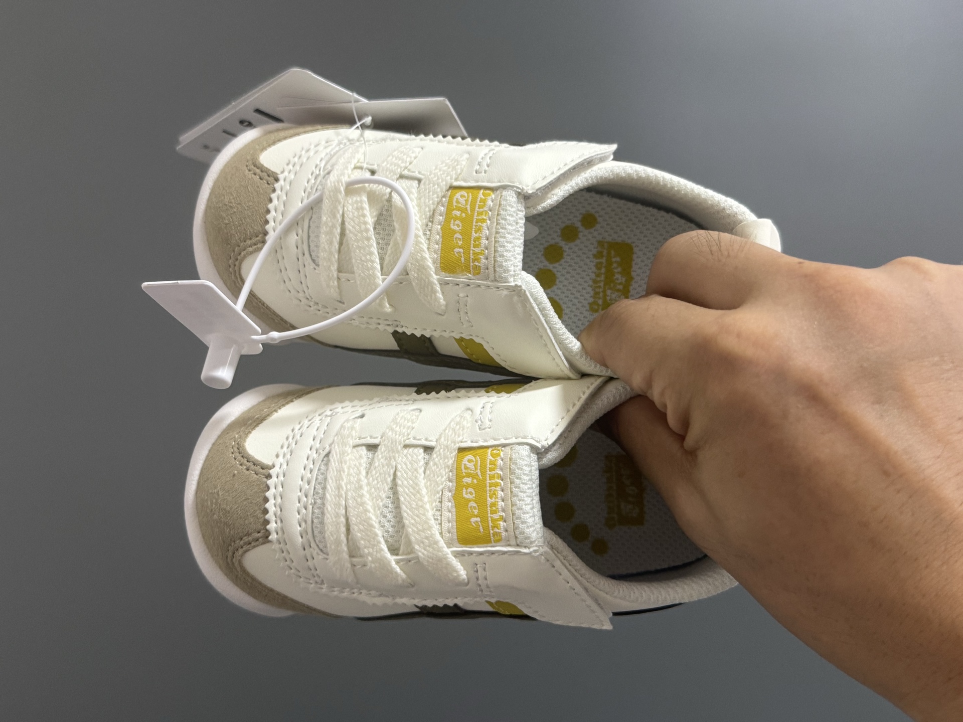 新色 亚瑟士鬼冢虎飞机翼魔术贴婴童休闲鞋 尺码：22.5-28.5码 经典亚瑟士婴童款🆕 优质皮料，质感满满💯 飞翼式魔术贴设计，穿脱超方便✌🏻-选品中心