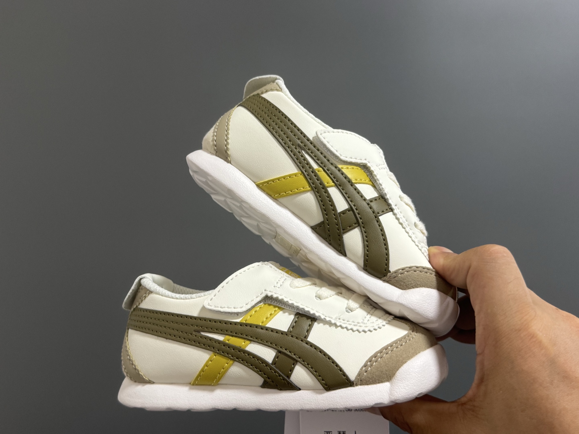 图片[9]-新色 亚瑟士鬼冢虎飞机翼魔术贴婴童休闲鞋 尺码：22.5-28.5码 经典亚瑟士婴童款🆕 优质皮料，质感满满💯 飞翼式魔术贴设计，穿脱超方便✌🏻-选品中心