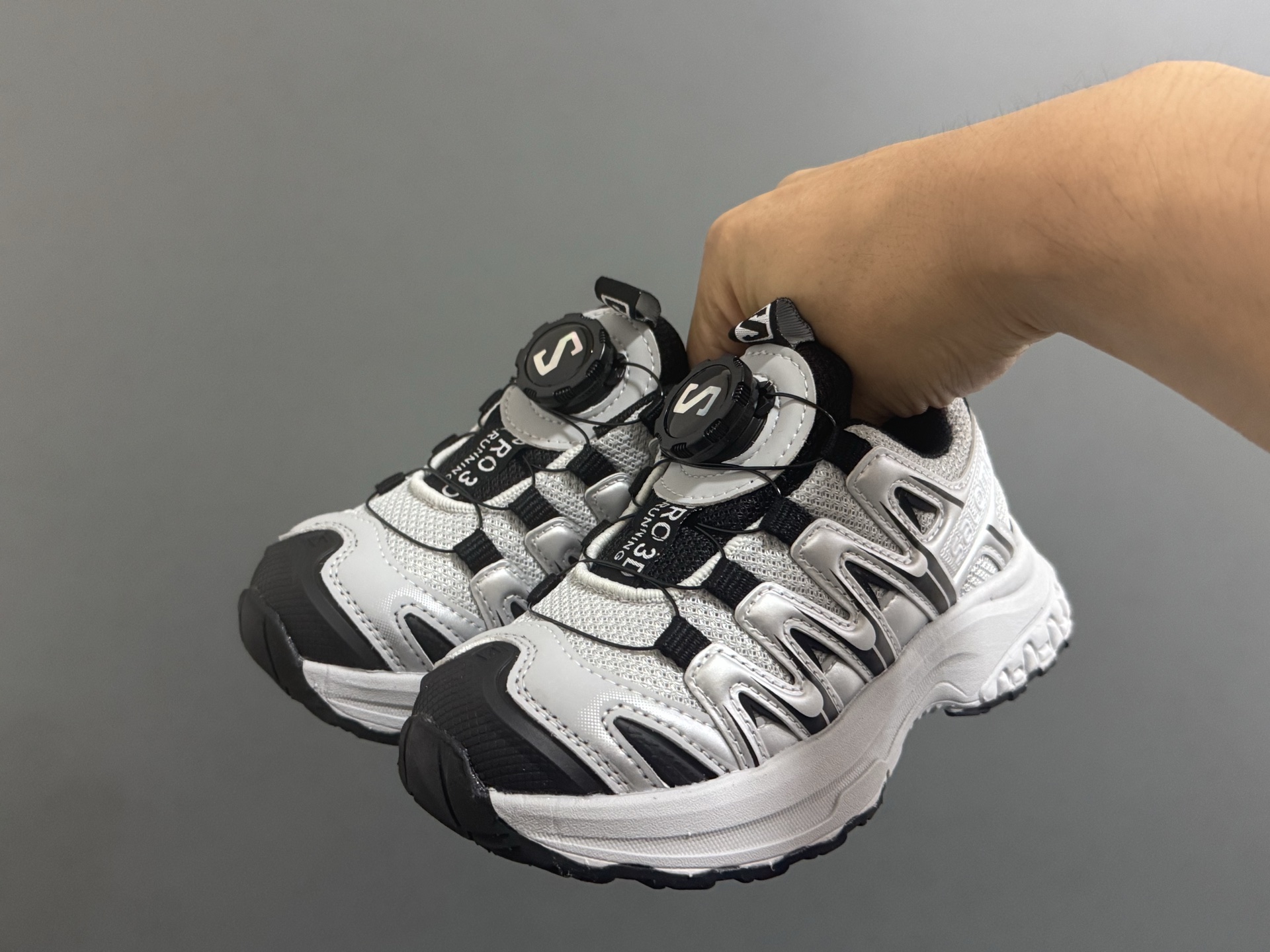 海外版萨家新款3D锁扣儿童运动鞋 尺码：26-37码 经典萨洛蒙3D系列 锁扣设计，穿脱方便✌🏻 耐磨防滑大底，脚感超赞👍🏻-选品中心