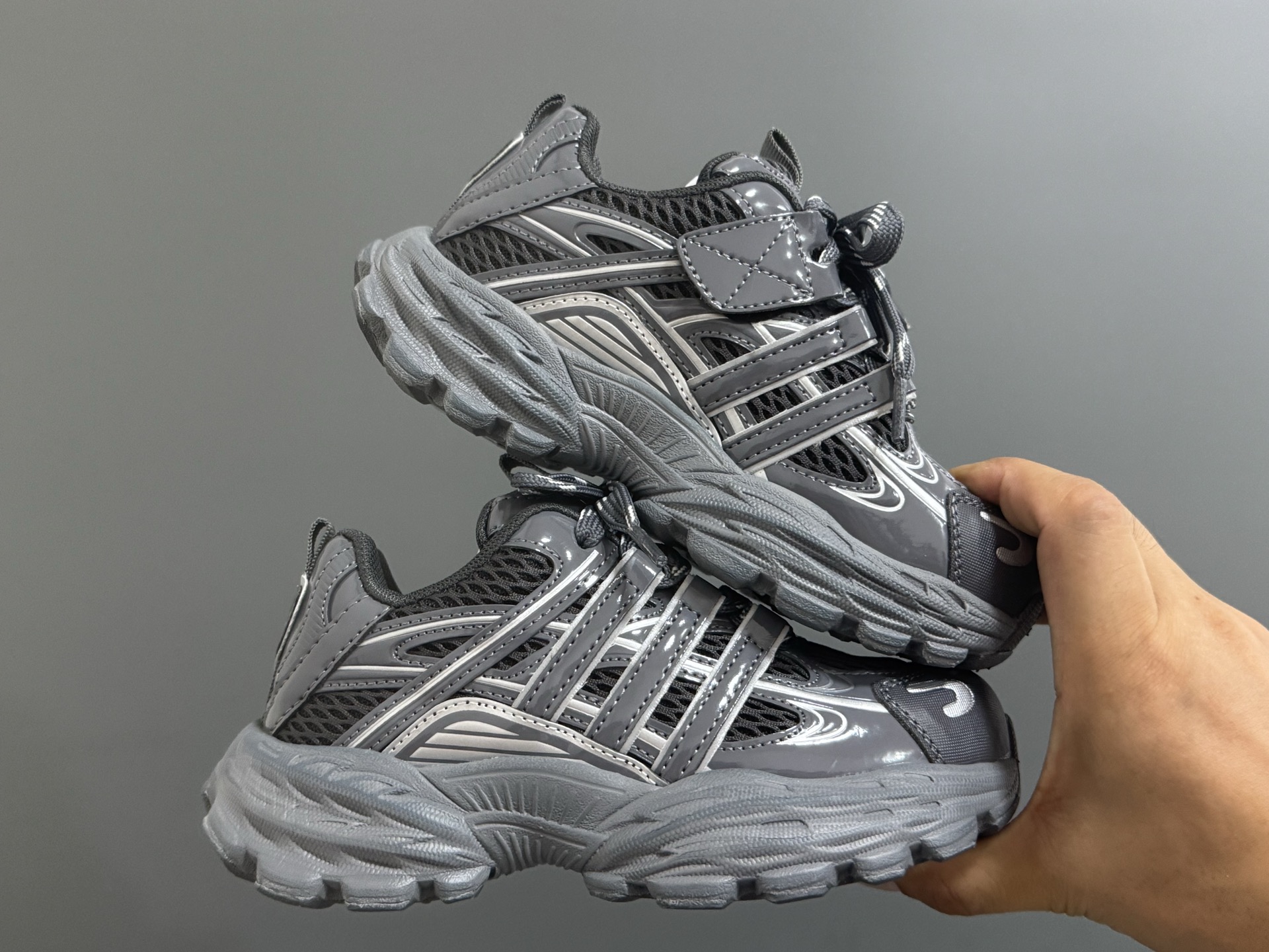 图片[9]-AD新款魔术贴儿童老爹鞋26-37码 经典adidas老爹款🆕魔术贴设计，穿脱方便✌🏻 优质面料拼接，质感满满💯耐磨防滑大底，脚感超赞👍🏻-选品中心