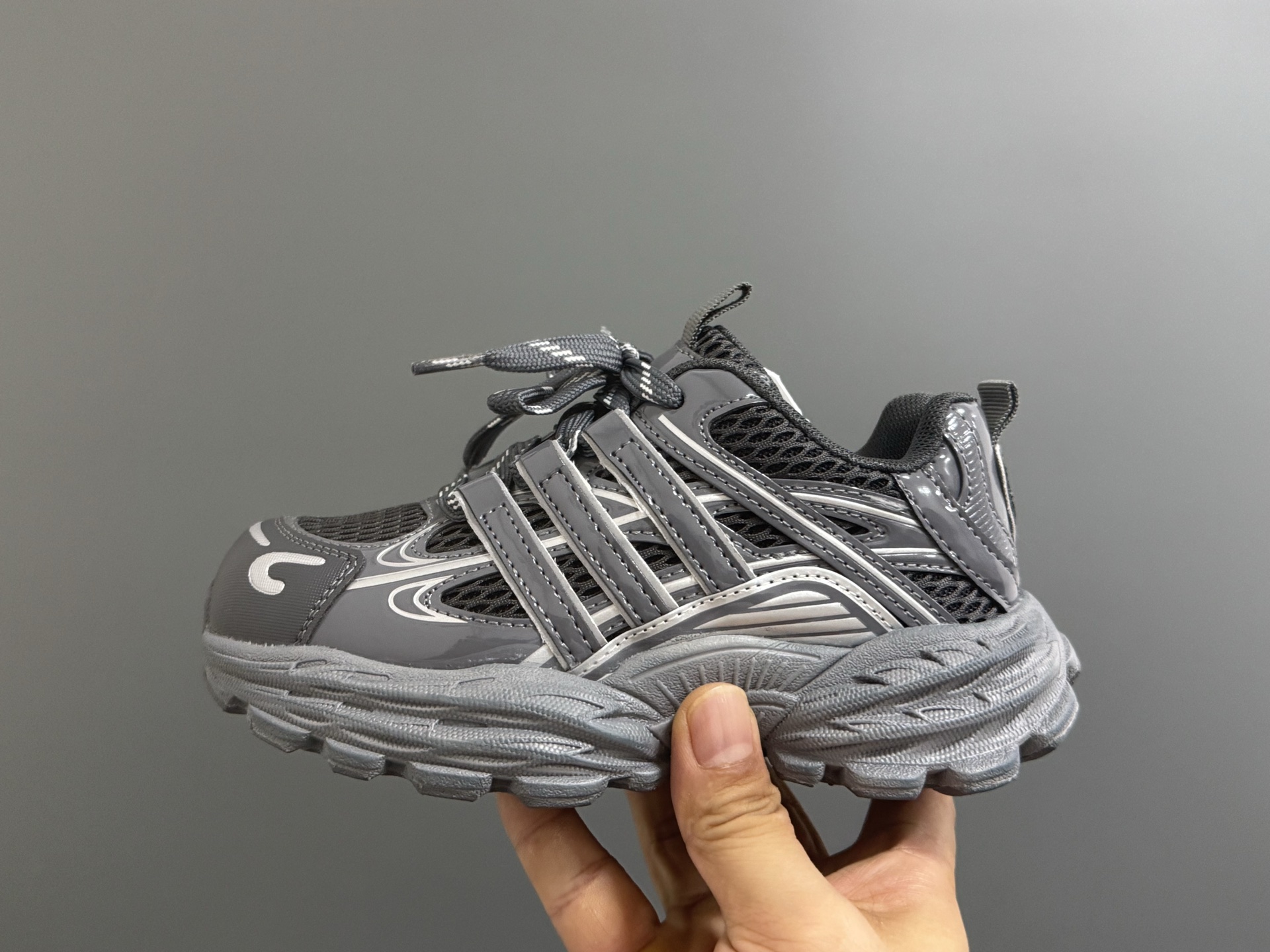 图片[4]-AD新款魔术贴儿童老爹鞋26-37码 经典adidas老爹款🆕魔术贴设计，穿脱方便✌🏻 优质面料拼接，质感满满💯耐磨防滑大底，脚感超赞👍🏻-选品中心