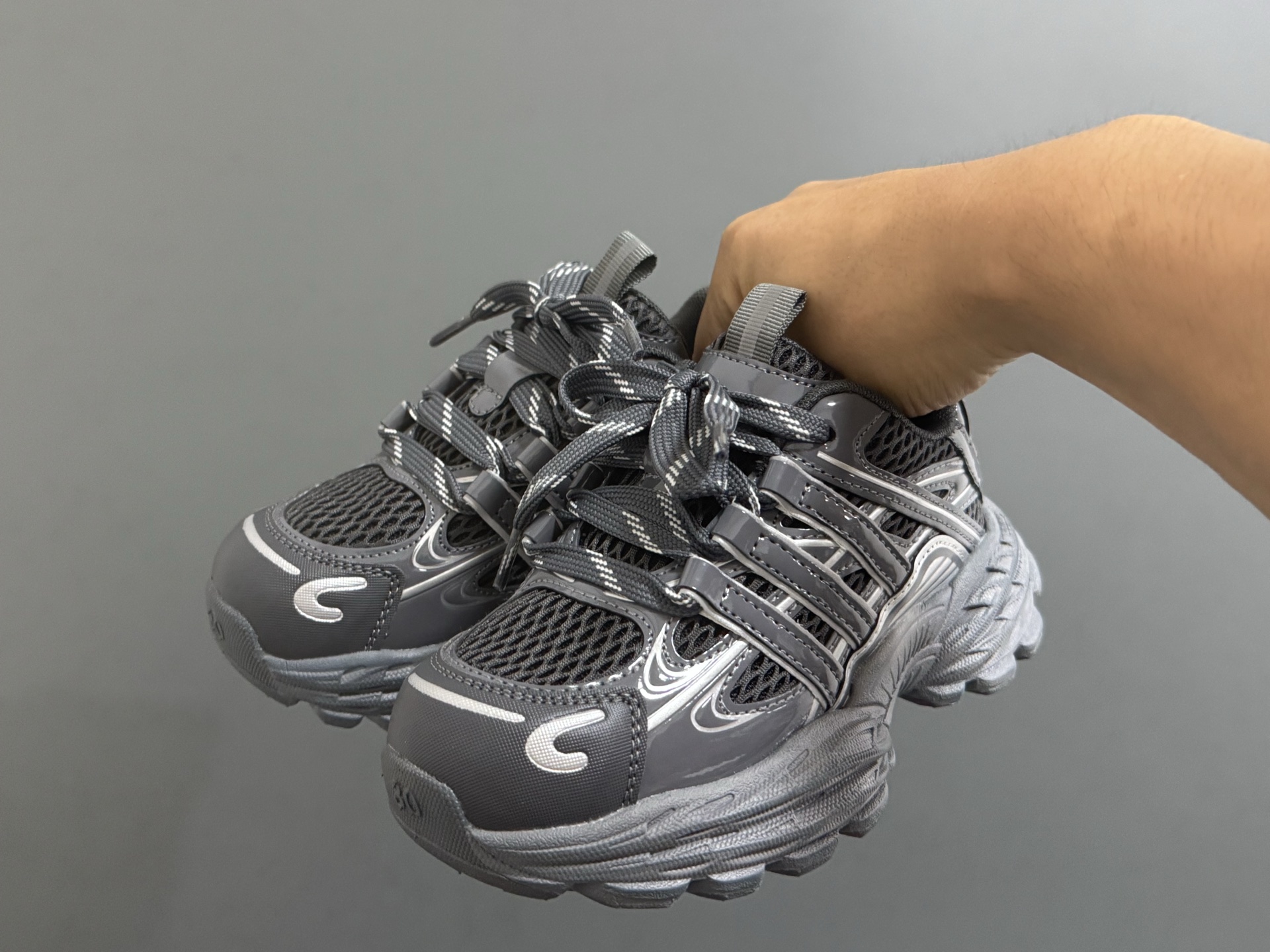 图片[2]-AD新款魔术贴儿童老爹鞋26-37码 经典adidas老爹款🆕魔术贴设计，穿脱方便✌🏻 优质面料拼接，质感满满💯耐磨防滑大底，脚感超赞👍🏻-选品中心