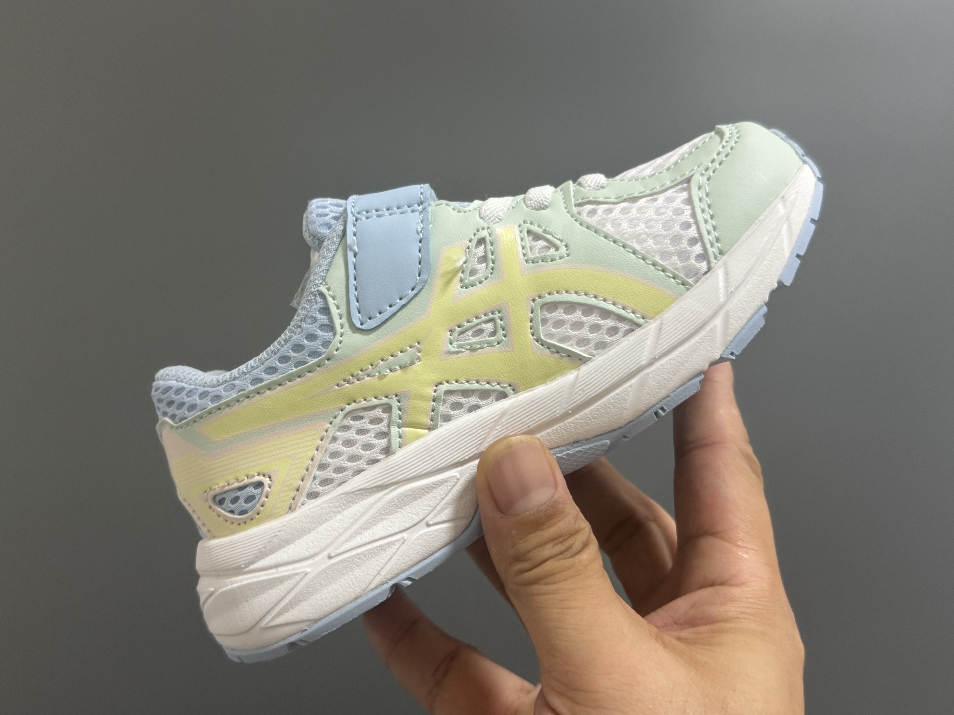 图片[6]-YSS新款JOG儿童魔术贴运动鞋 尺码：22-37码 经典Asics款式🆕 魔术贴➕松紧带设计，穿脱方便✌🏻 优质面料拼接，质感满满💯 原装耐磨防滑大底，脚感超赞👍🏻-选品中心