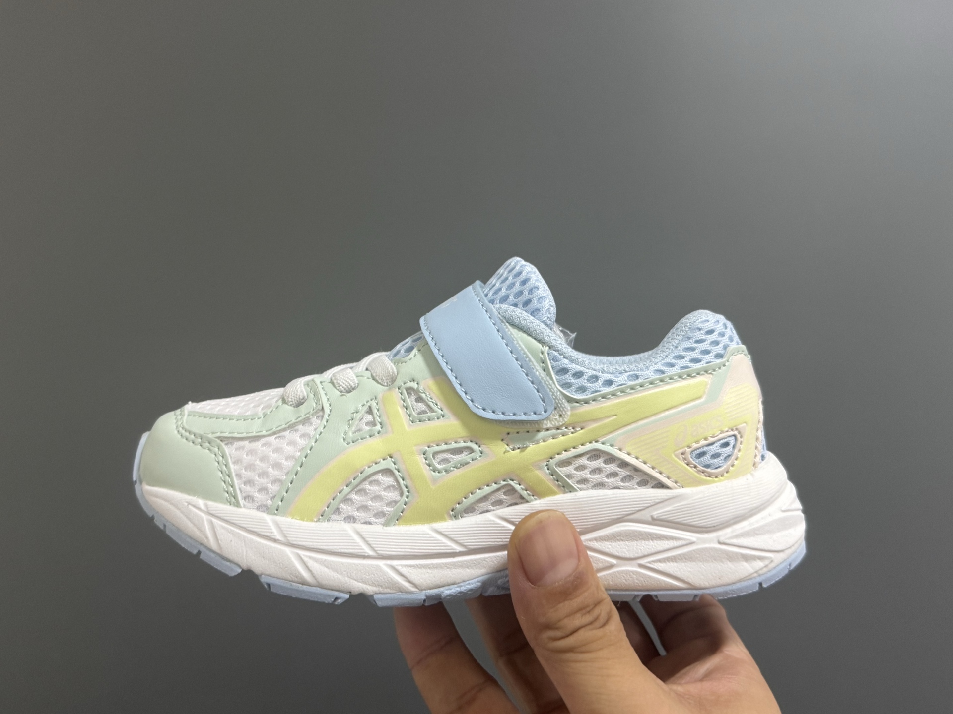 图片[4]-YSS新款JOG儿童魔术贴运动鞋 尺码：22-37码 经典Asics款式🆕 魔术贴➕松紧带设计，穿脱方便✌🏻 优质面料拼接，质感满满💯 原装耐磨防滑大底，脚感超赞👍🏻-选品中心