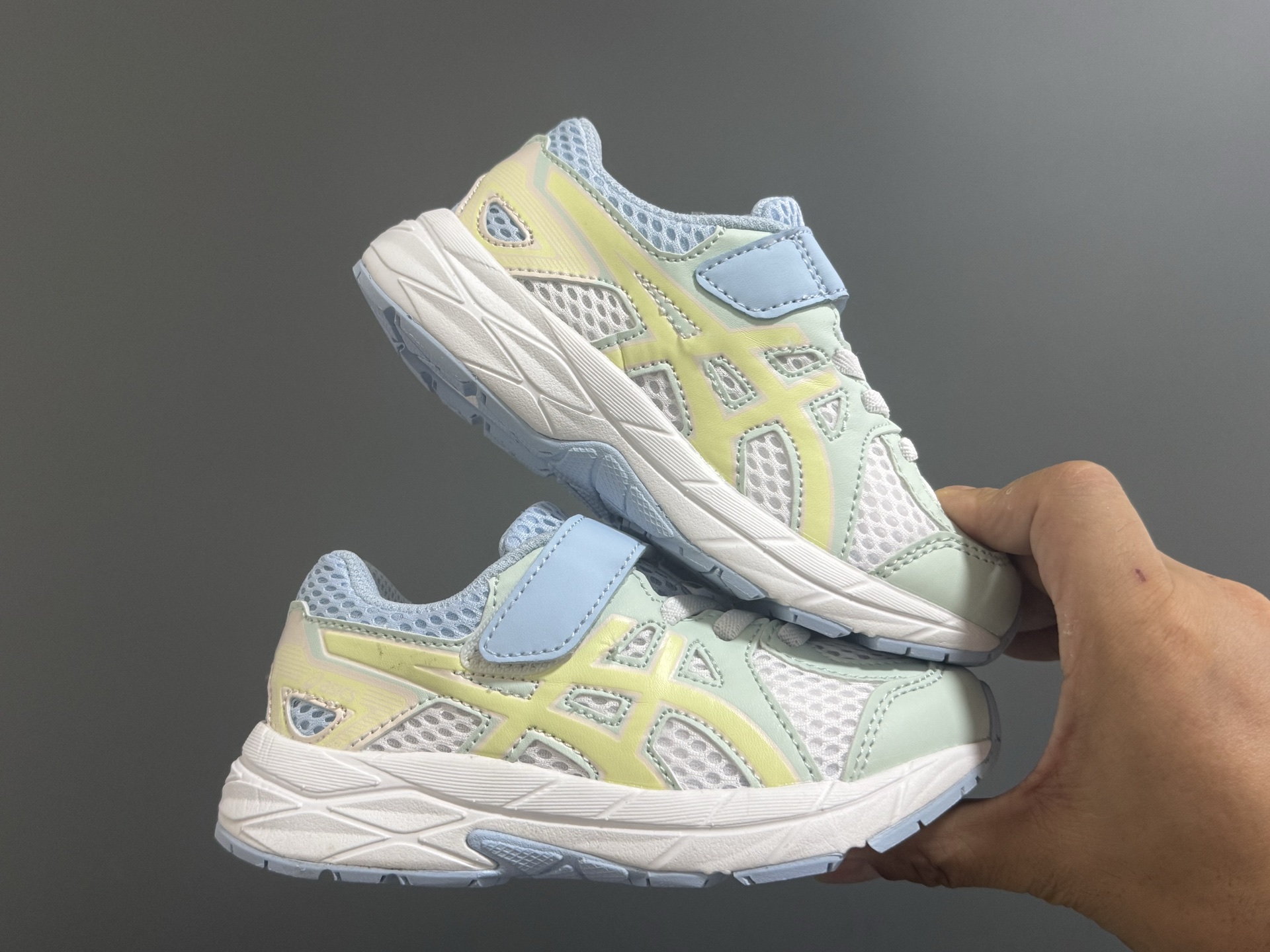 图片[9]-YSS新款JOG儿童魔术贴运动鞋 尺码：22-37码 经典Asics款式🆕 魔术贴➕松紧带设计，穿脱方便✌🏻 优质面料拼接，质感满满💯 原装耐磨防滑大底，脚感超赞👍🏻-选品中心