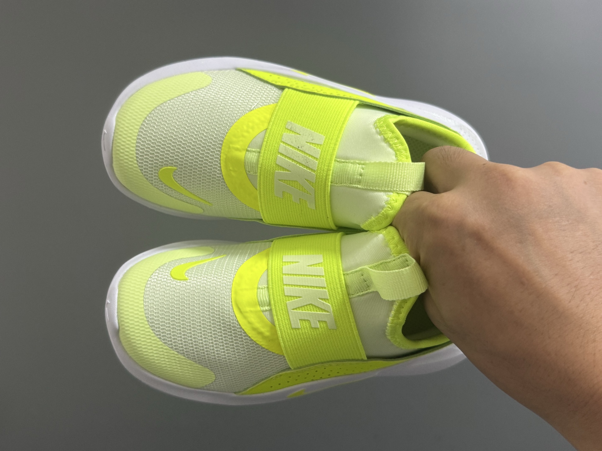 NK新款赤足4代儿童运动鞋 尺码：24-37码 经典赤足4代🆕 优质面料拼接，舒适又实用☁️ 一脚蹬款式设计，穿脱超方便✌🏻 原装耐磨防滑大底，脚感不言而喻✔️-选品中心