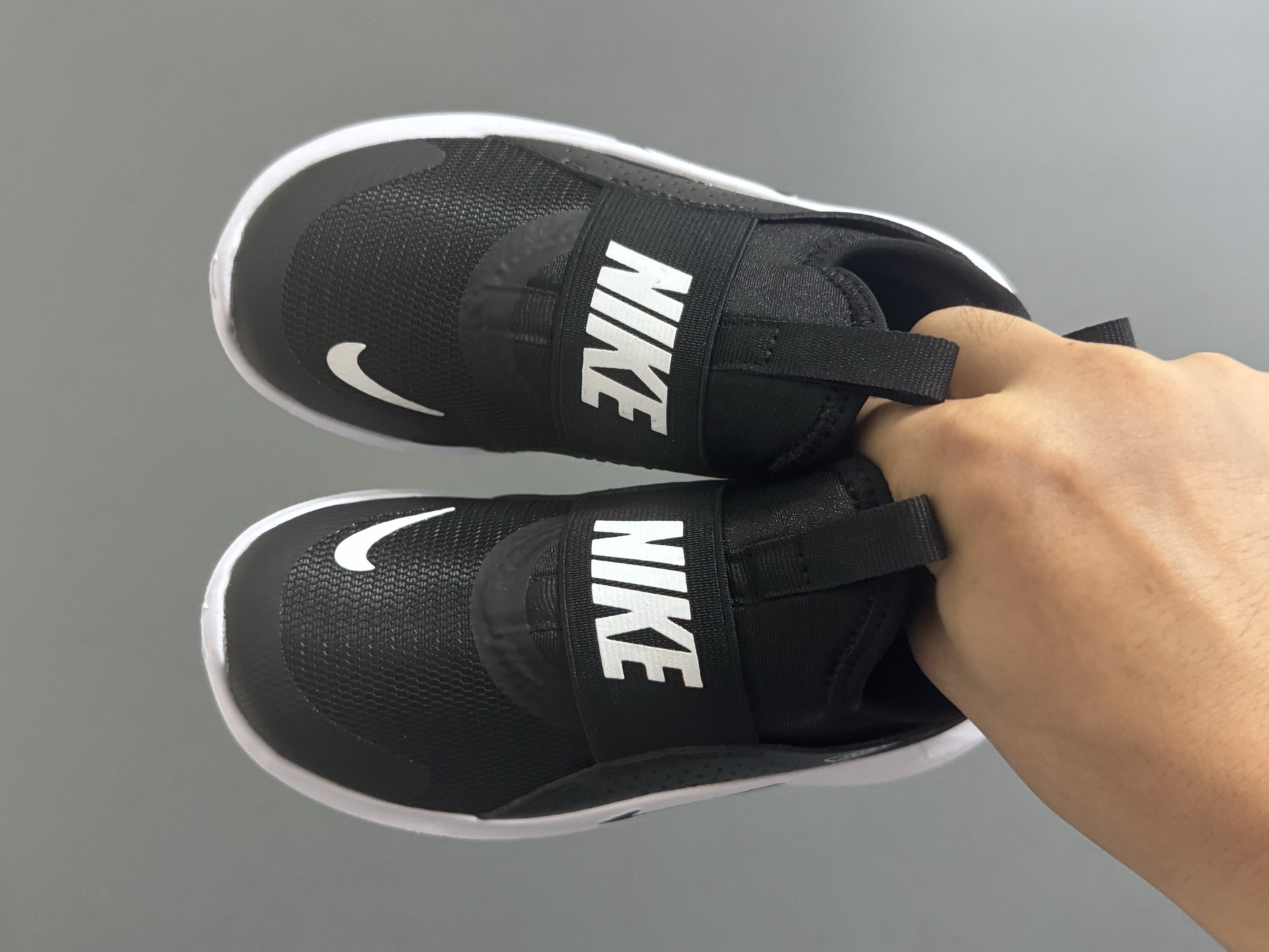 NK新款赤足4代儿童运动鞋 尺码：24-37码 经典赤足4代🆕 优质面料拼接，舒适又实用☁️ 一脚蹬款式设计，穿脱超方便✌🏻 原装耐磨防滑大底，脚感不言而喻✔️-选品中心