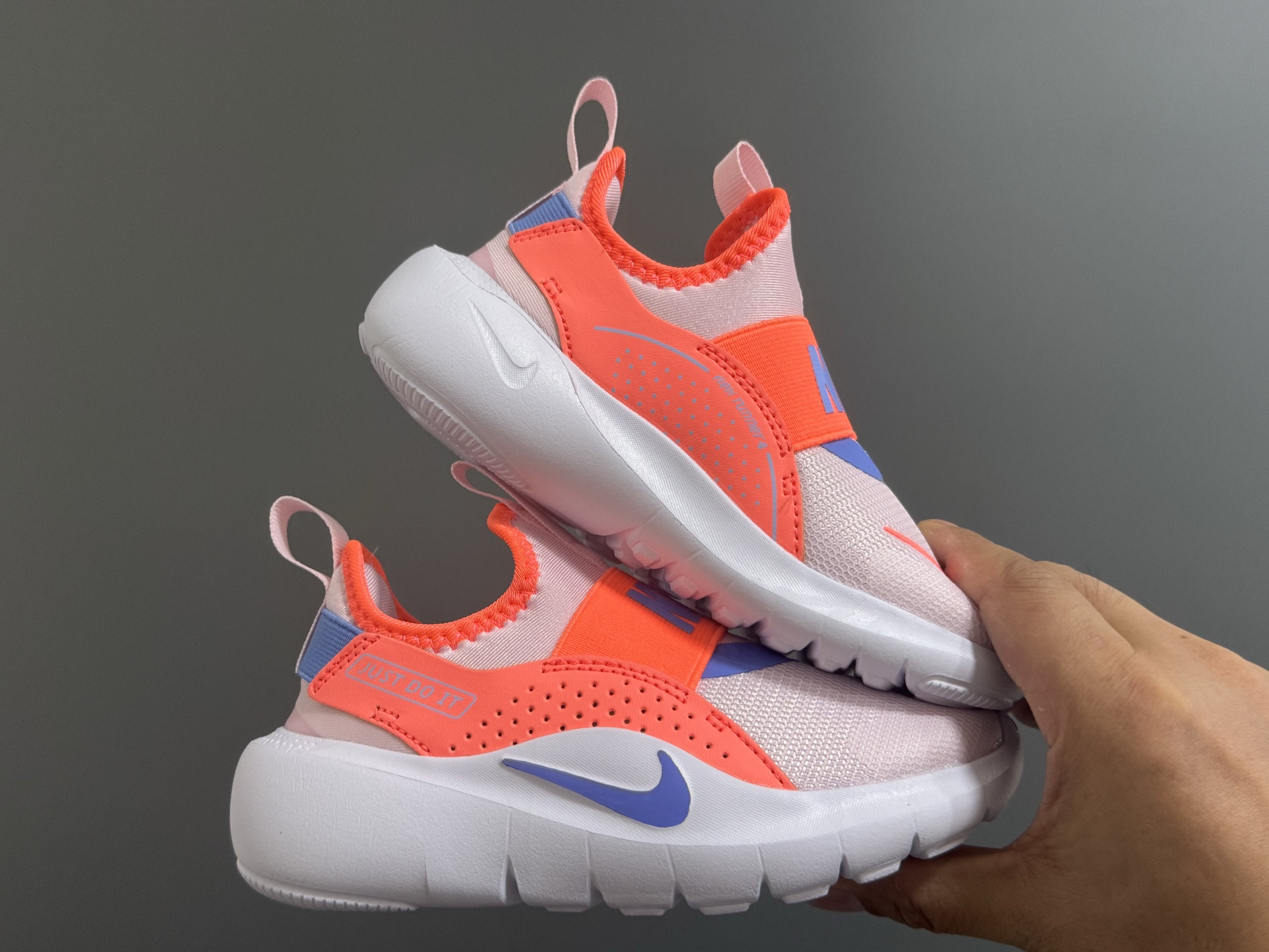 图片[9]-NK新款赤足4代儿童运动鞋 尺码：24-37码 经典赤足4代🆕 优质面料拼接，舒适又实用☁️ 一脚蹬款式设计，穿脱超方便✌🏻 原装耐磨防滑大底，脚感不言而喻✔️-选品中心