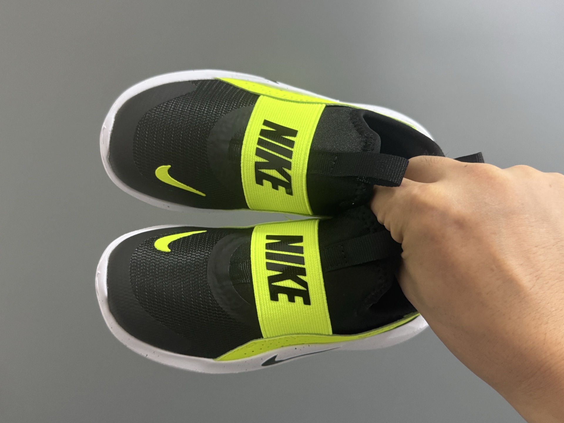 NK新款赤足4代儿童运动鞋 尺码：24-37码 经典赤足4代🆕 优质面料拼接，舒适又实用☁️ 一脚蹬款式设计，穿脱超方便✌🏻 原装耐磨防滑大底，脚感不言而喻✔️-选品中心