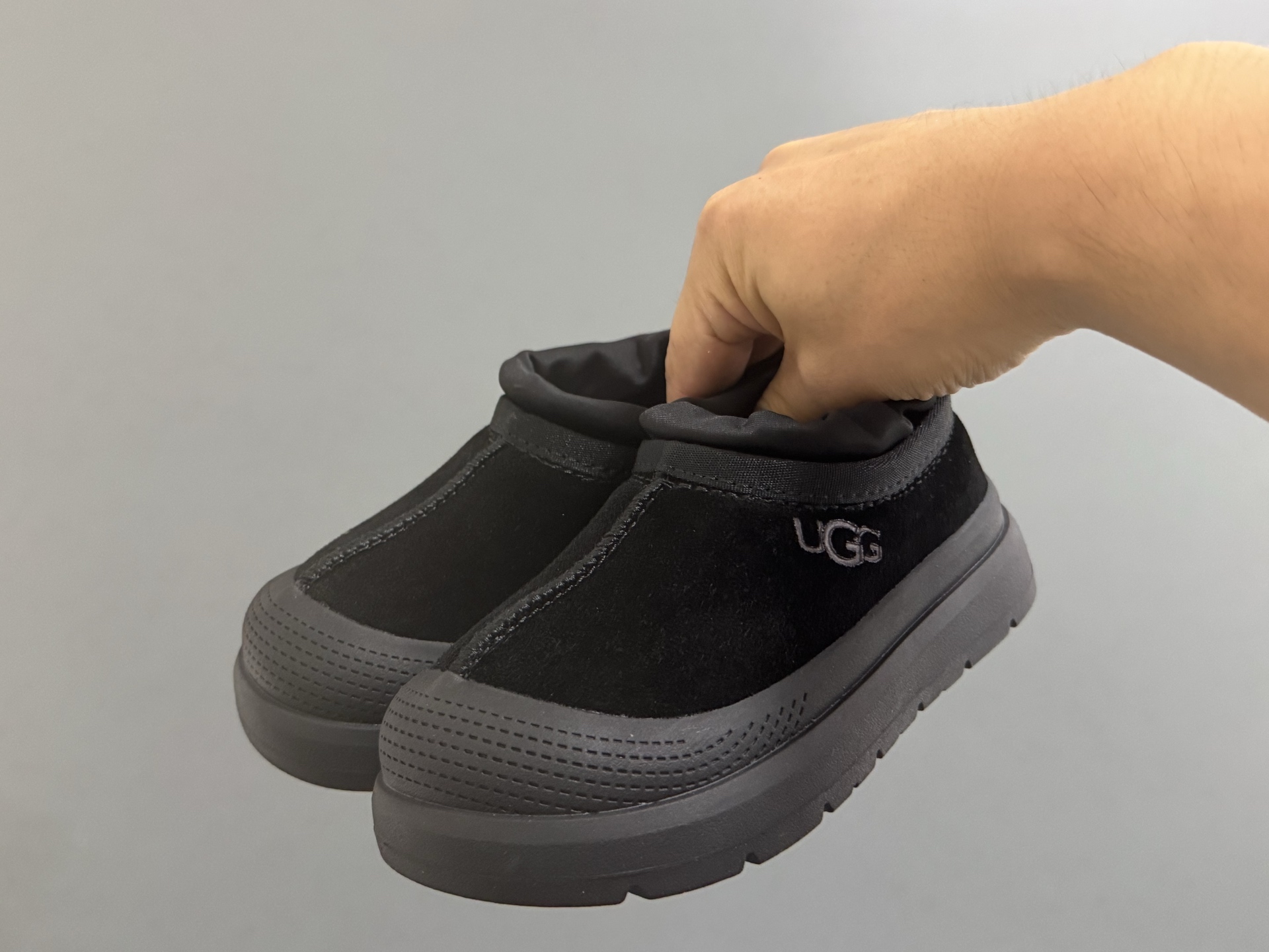 图片[2]-UGG低帮厚底儿童雪地靴25-35码 经典UGG明星同款🔥 优质包头款式设计✌🏻 内里加绒，保暖又舒适❄️ 耐磨防滑大底，脚感超赞👍🏻-选品中心