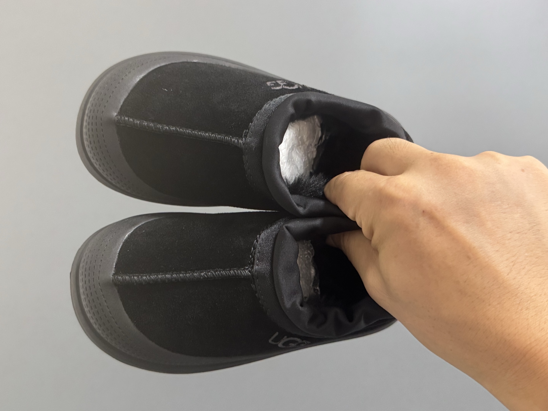 UGG低帮厚底儿童雪地靴25-35码 经典UGG明星同款🔥 优质包头款式设计✌🏻 内里加绒，保暖又舒适❄️ 耐磨防滑大底，脚感超赞👍🏻-选品中心