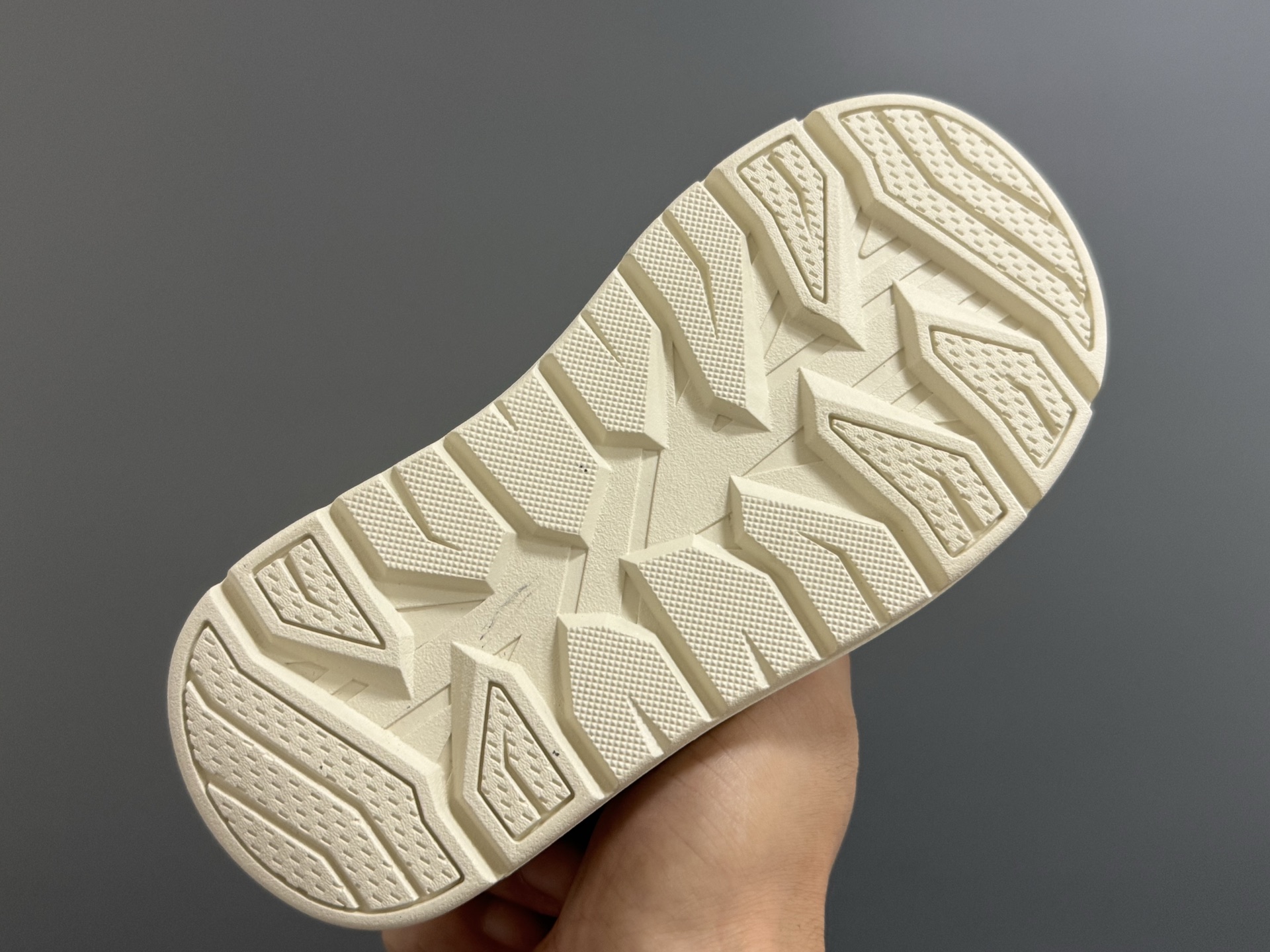 图片[5]-UGG明星同款厚底儿童雪地靴 尺码：25-35码 经典UGG明星同款🔥 优质包头款式设计✌🏻 内里加绒，保暖又舒适❄️ 耐磨防滑大底，脚感超赞👍🏻-选品中心