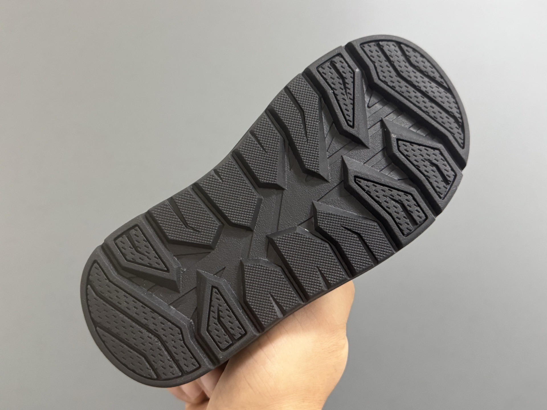 图片[5]-UGG低帮厚底儿童雪地靴25-35码 经典UGG明星同款🔥 优质包头款式设计✌🏻 内里加绒，保暖又舒适❄️ 耐磨防滑大底，脚感超赞👍🏻-选品中心