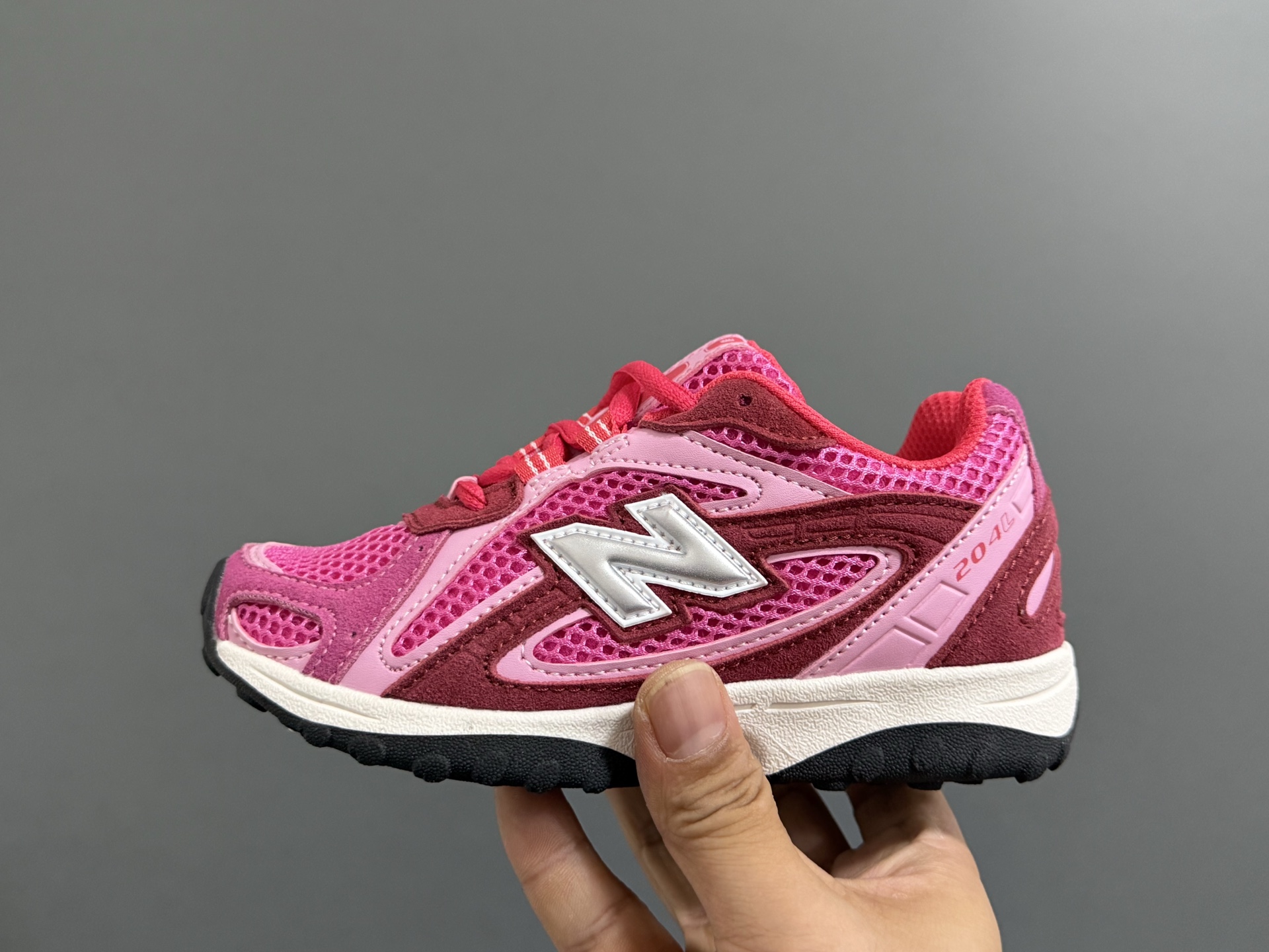 图片[4]-牛B新款204鞋带扣儿童老爹鞋 尺码：26-37码 高端1：1定制 经典NB204款式设计🆕 优质面料拼接，细节做工超精致 附赠一对鞋带扣，穿脱更便捷👍🏻 原装耐磨防滑大底，脚感不言而喻✌🏻-选品中心