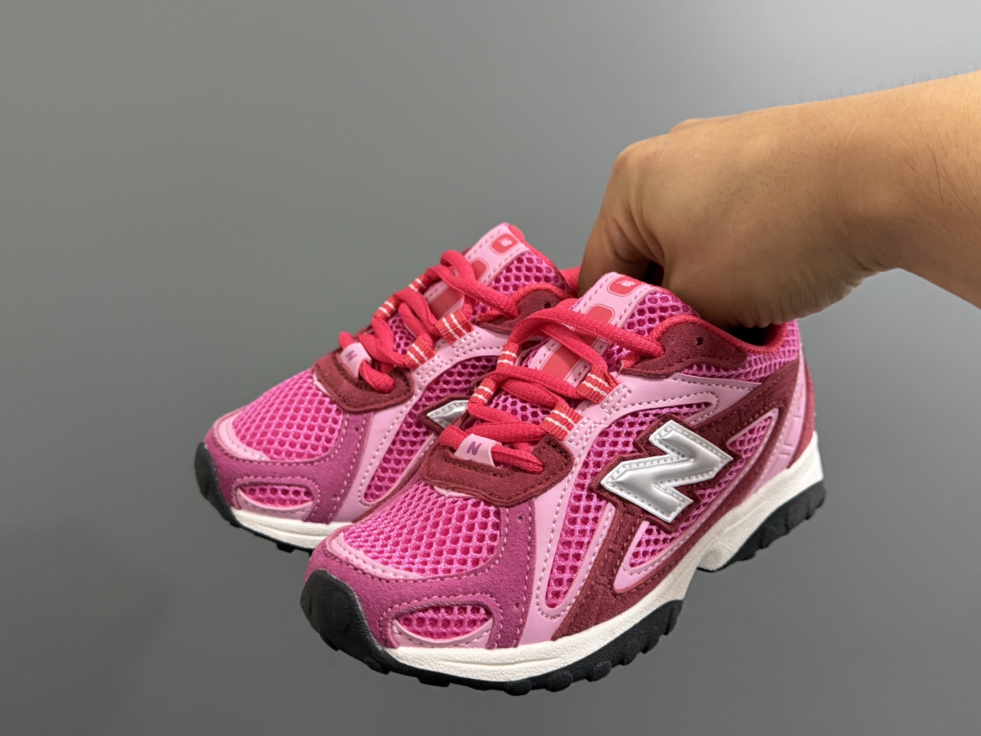 图片[2]-牛B新款204鞋带扣儿童老爹鞋 尺码：26-37码 高端1：1定制 经典NB204款式设计🆕 优质面料拼接，细节做工超精致 附赠一对鞋带扣，穿脱更便捷👍🏻 原装耐磨防滑大底，脚感不言而喻✌🏻-选品中心