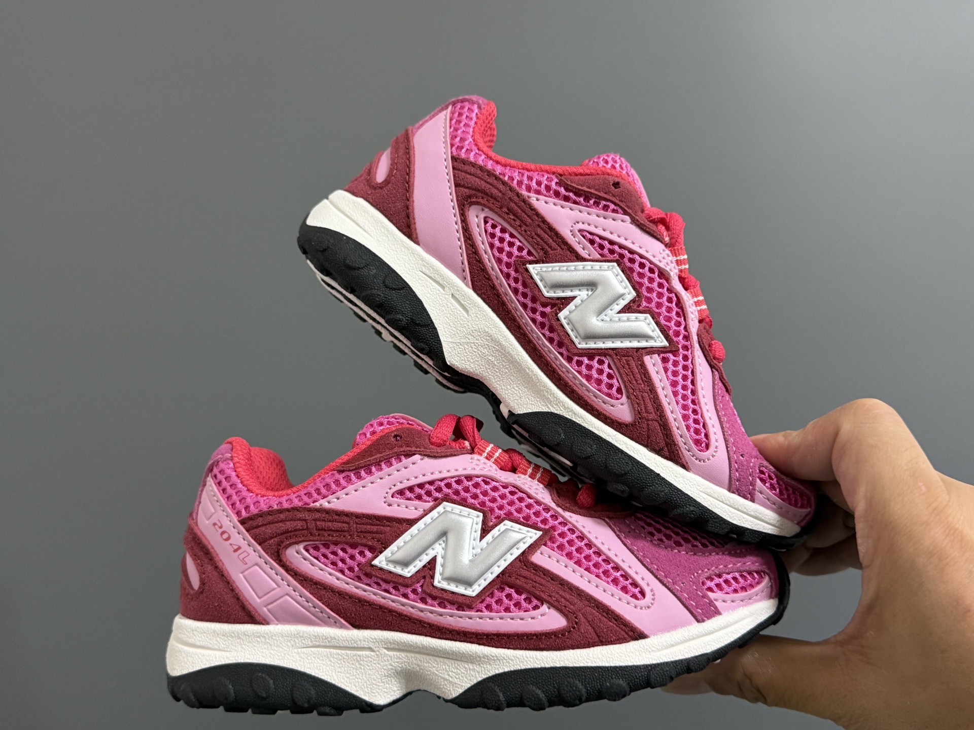 图片[9]-牛B新款204鞋带扣儿童老爹鞋 尺码：26-37码 高端1：1定制 经典NB204款式设计🆕 优质面料拼接，细节做工超精致 附赠一对鞋带扣，穿脱更便捷👍🏻 原装耐磨防滑大底，脚感不言而喻✌🏻-选品中心