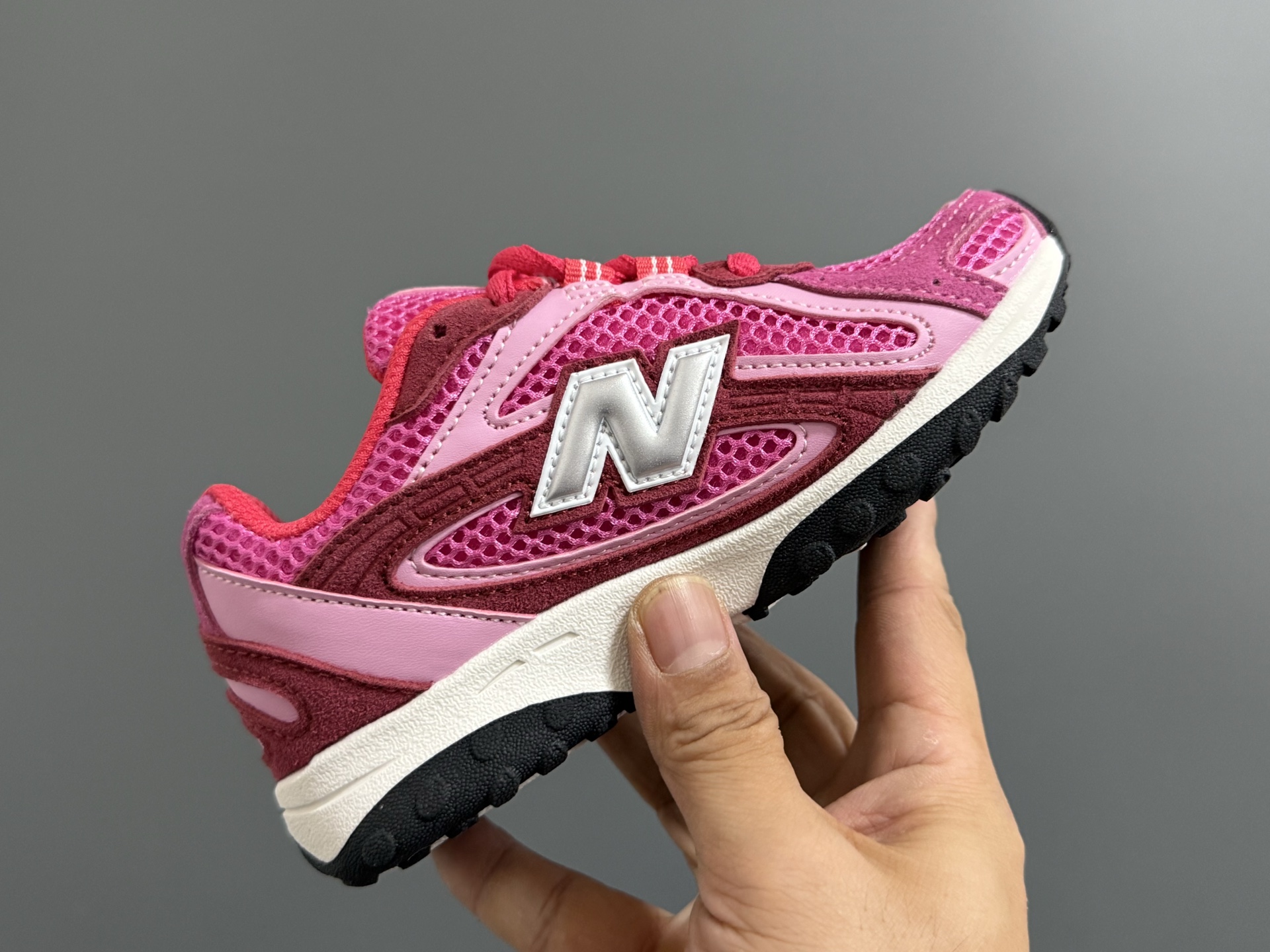 图片[6]-牛B新款204鞋带扣儿童老爹鞋 尺码：26-37码 高端1：1定制 经典NB204款式设计🆕 优质面料拼接，细节做工超精致 附赠一对鞋带扣，穿脱更便捷👍🏻 原装耐磨防滑大底，脚感不言而喻✌🏻-选品中心