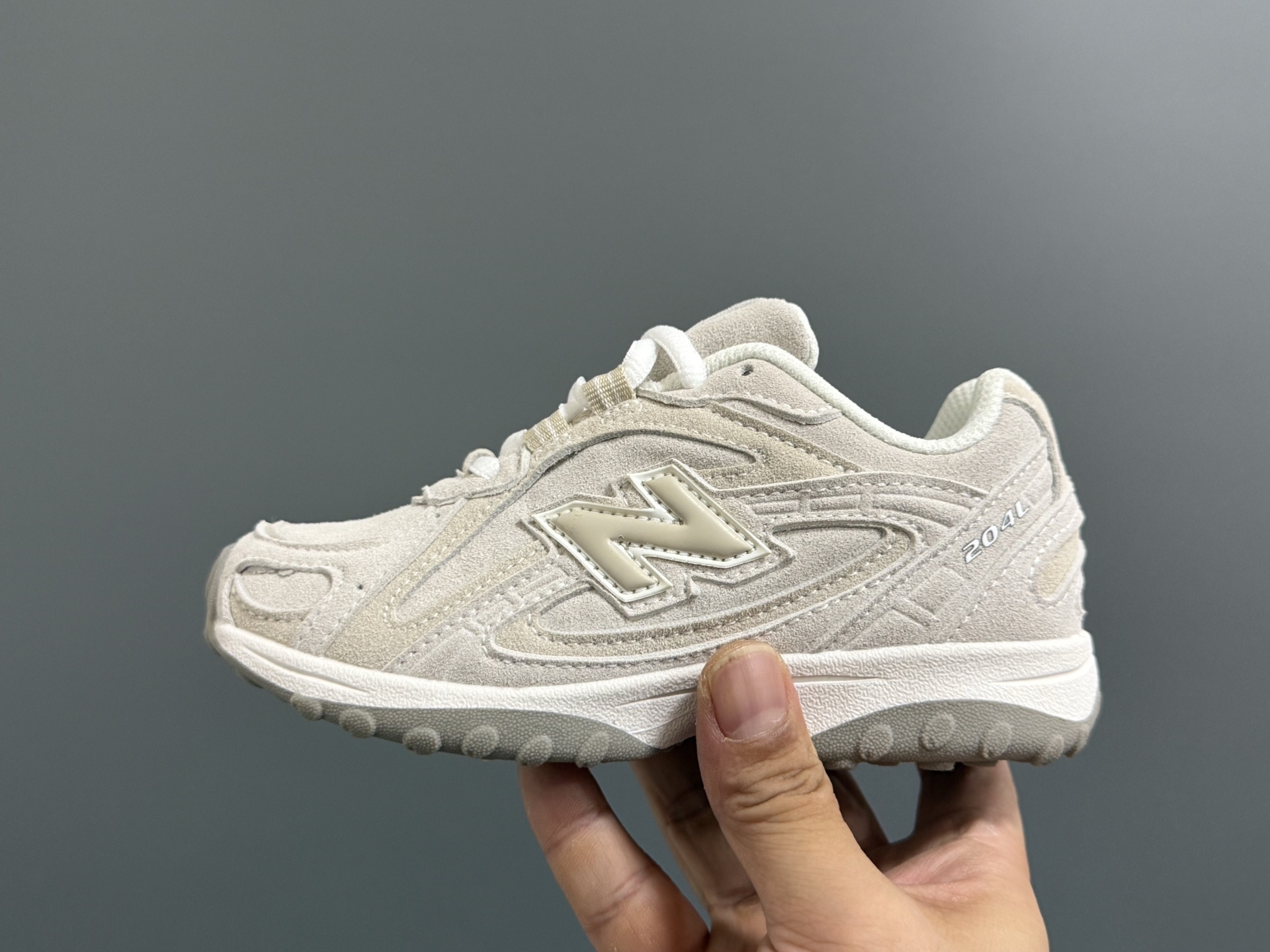 图片[4]-牛B新款204鞋带扣儿童老爹鞋 尺码：26-37码 高端1：1定制 经典NB204款式设计🆕 优质面料拼接，细节做工超精致 附赠一对鞋带扣，穿脱更便捷👍🏻 原装耐磨防滑大底，脚感不言而喻✌🏻-选品中心