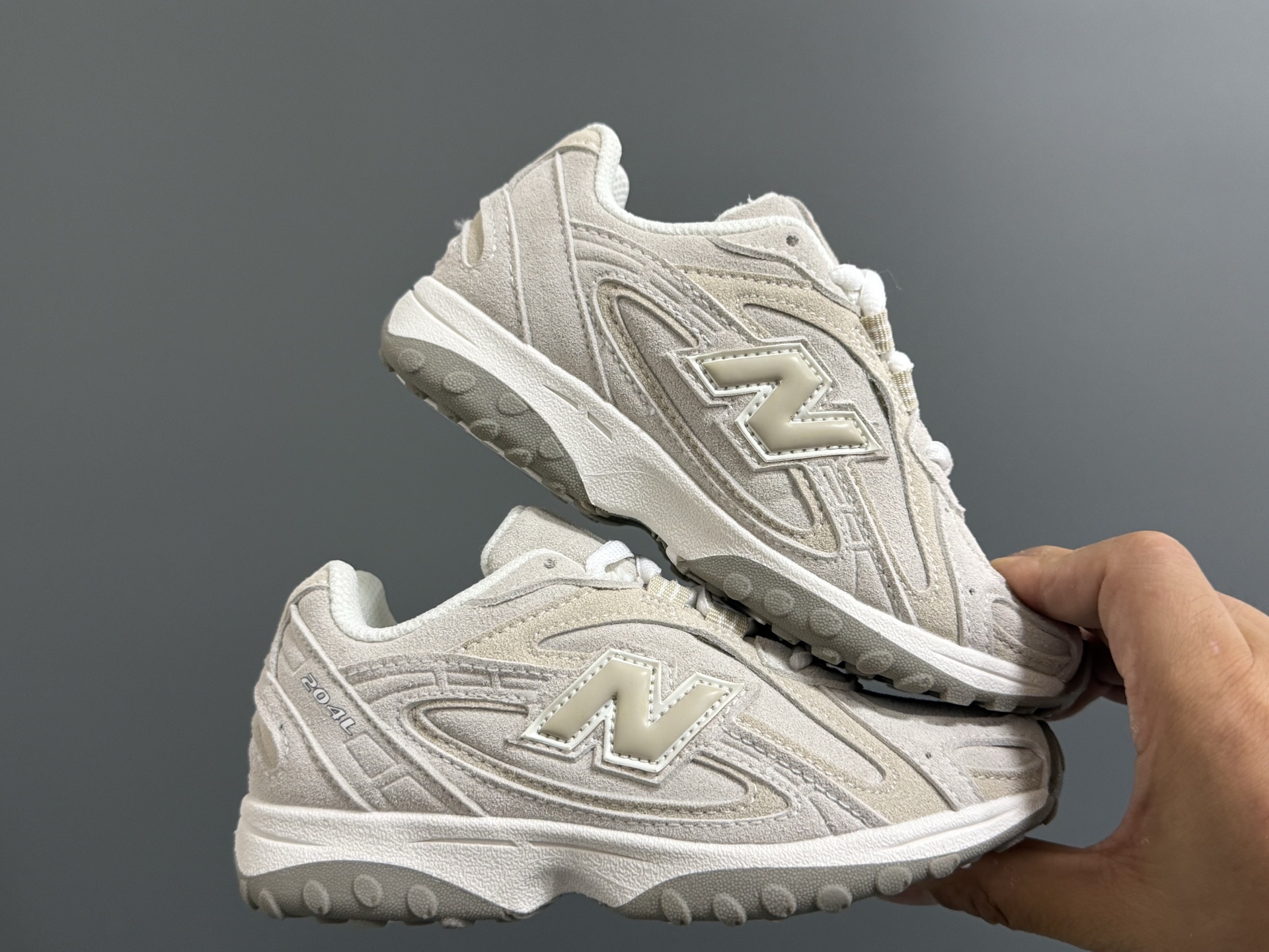 图片[9]-牛B新款204鞋带扣儿童老爹鞋 尺码：26-37码 高端1：1定制 经典NB204款式设计🆕 优质面料拼接，细节做工超精致 附赠一对鞋带扣，穿脱更便捷👍🏻 原装耐磨防滑大底，脚感不言而喻✌🏻-选品中心