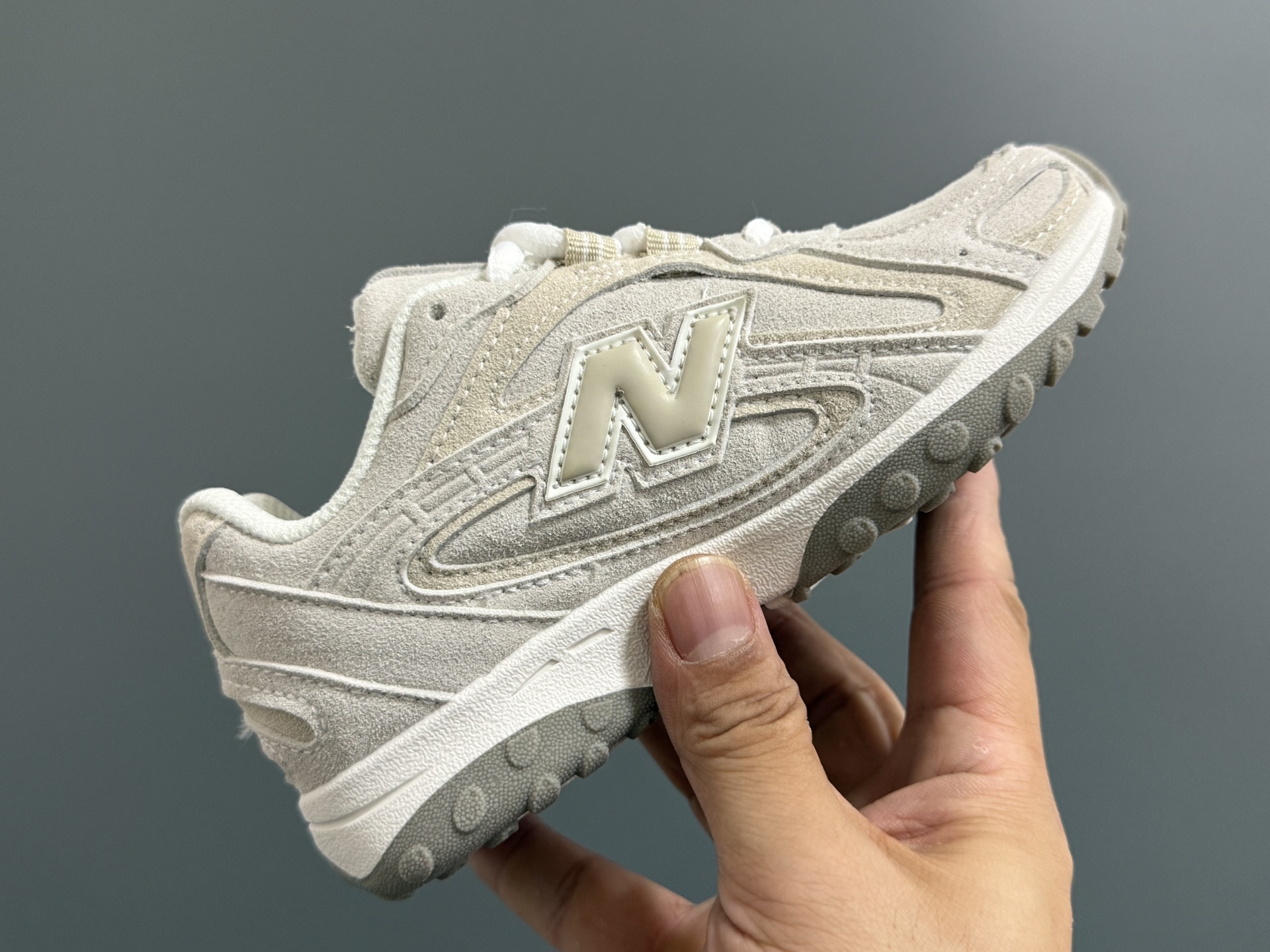 图片[6]-牛B新款204鞋带扣儿童老爹鞋 尺码：26-37码 高端1：1定制 经典NB204款式设计🆕 优质面料拼接，细节做工超精致 附赠一对鞋带扣，穿脱更便捷👍🏻 原装耐磨防滑大底，脚感不言而喻✌🏻-选品中心