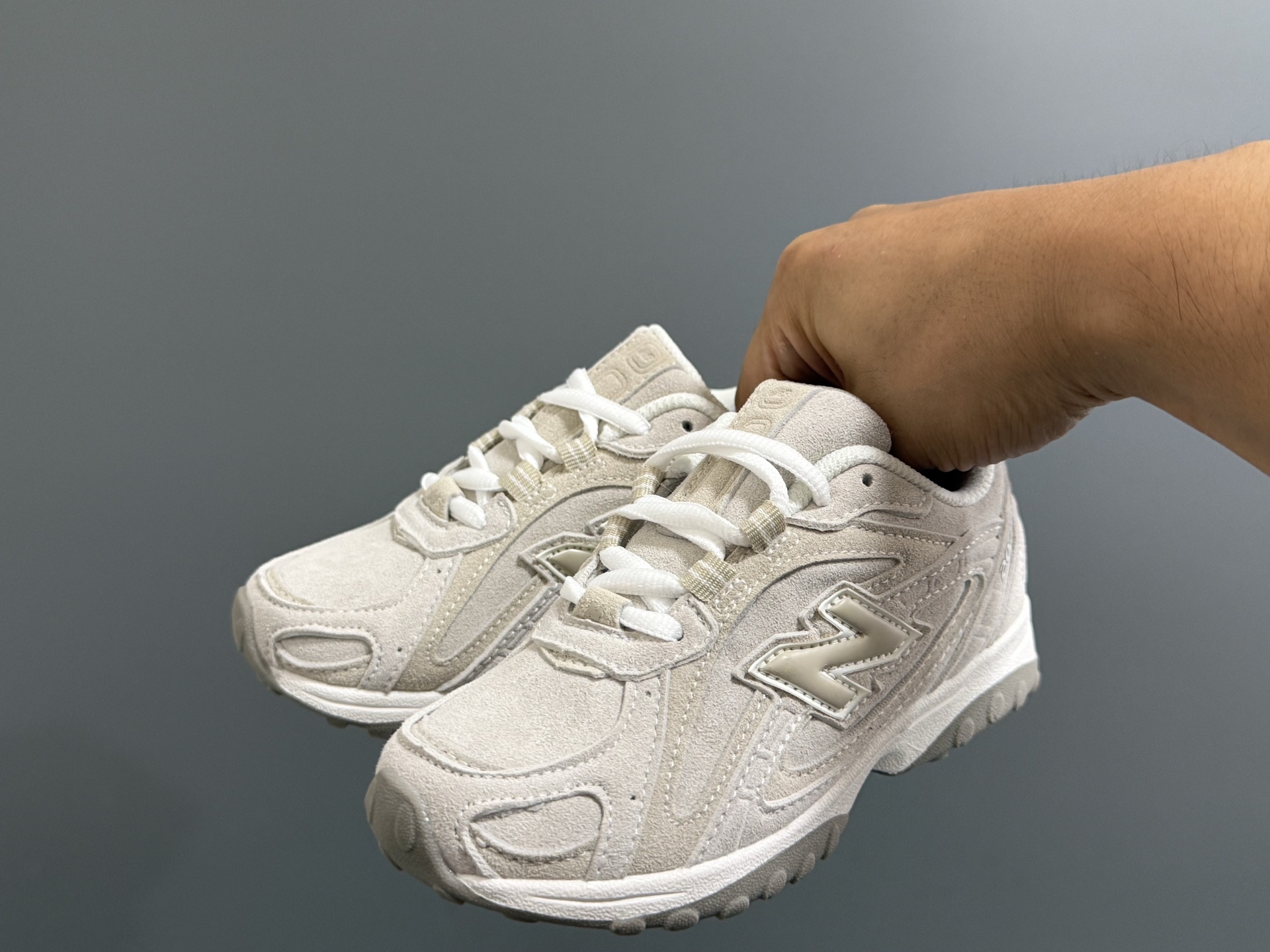 图片[2]-牛B新款204鞋带扣儿童老爹鞋 尺码：26-37码 高端1：1定制 经典NB204款式设计🆕 优质面料拼接，细节做工超精致 附赠一对鞋带扣，穿脱更便捷👍🏻 原装耐磨防滑大底，脚感不言而喻✌🏻-选品中心