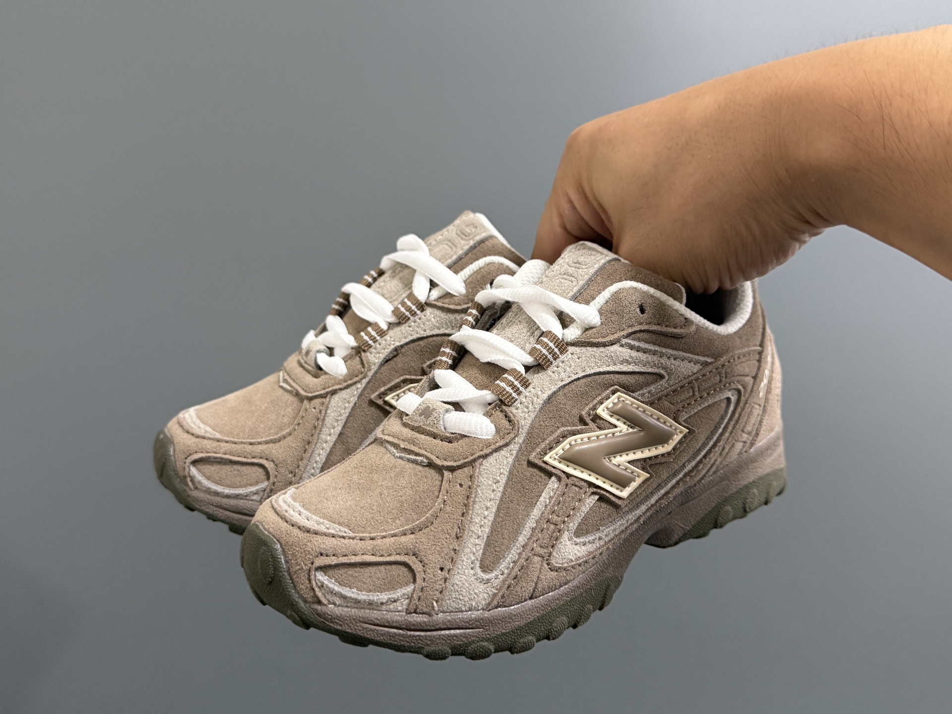 图片[2]-牛B新款204鞋带扣儿童老爹鞋 尺码：26-37码 高端1：1定制 经典NB204款式设计🆕 优质面料拼接，细节做工超精致 附赠一对鞋带扣，穿脱更便捷👍🏻 原装耐磨防滑大底，脚感不言而喻✌🏻-选品中心