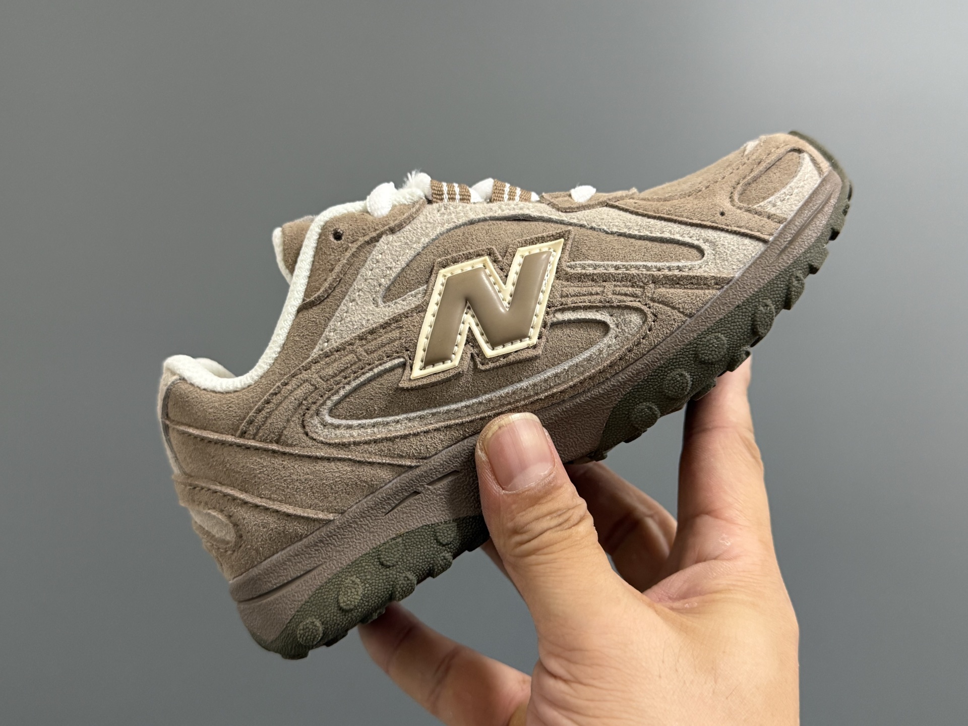 图片[6]-牛B新款204鞋带扣儿童老爹鞋 尺码：26-37码 高端1：1定制 经典NB204款式设计🆕 优质面料拼接，细节做工超精致 附赠一对鞋带扣，穿脱更便捷👍🏻 原装耐磨防滑大底，脚感不言而喻✌🏻-选品中心