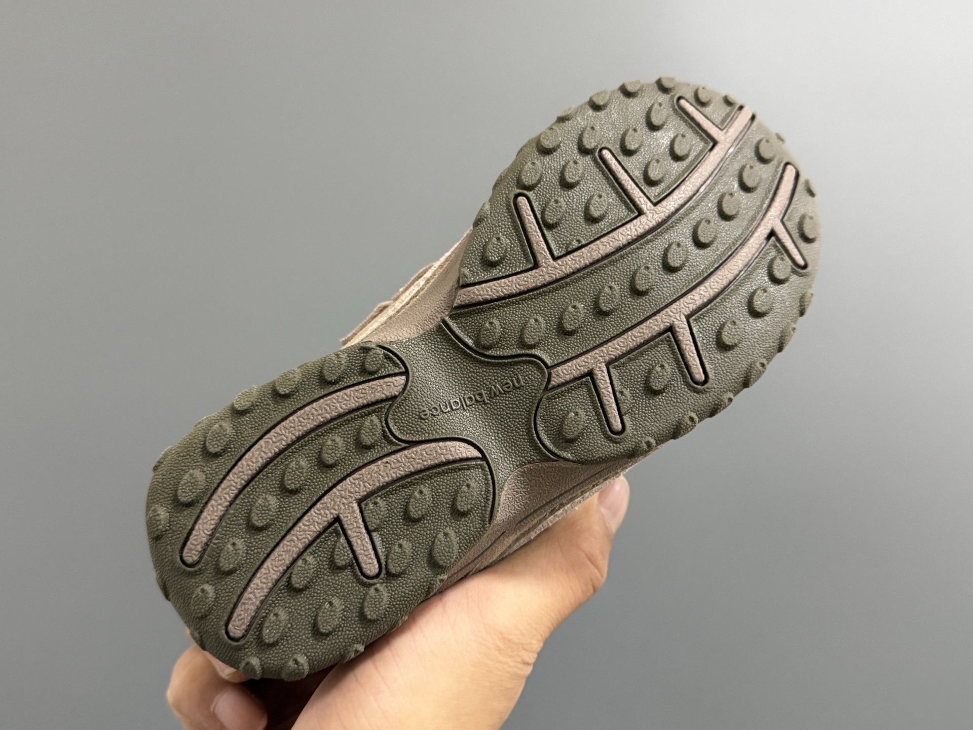 图片[5]-牛B新款204鞋带扣儿童老爹鞋 尺码：26-37码 高端1：1定制 经典NB204款式设计🆕 优质面料拼接，细节做工超精致 附赠一对鞋带扣，穿脱更便捷👍🏻 原装耐磨防滑大底，脚感不言而喻✌🏻-选品中心