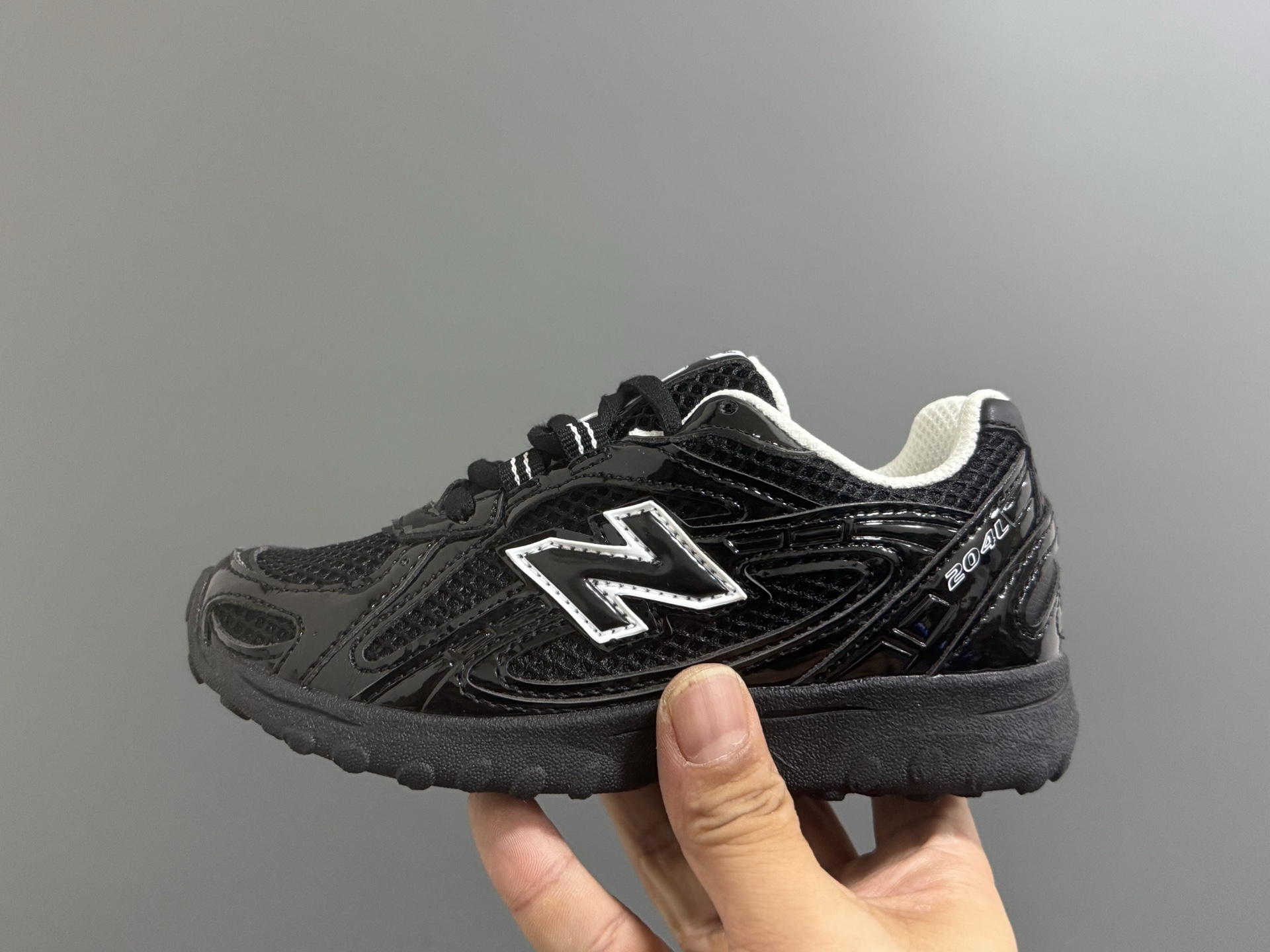 图片[4]-牛B新款204鞋带扣儿童老爹鞋 尺码：26-37码 高端1：1定制 经典NB204款式设计🆕 优质面料拼接，细节做工超精致 附赠一对鞋带扣，穿脱更便捷👍🏻 原装耐磨防滑大底，脚感不言而喻✌🏻-选品中心