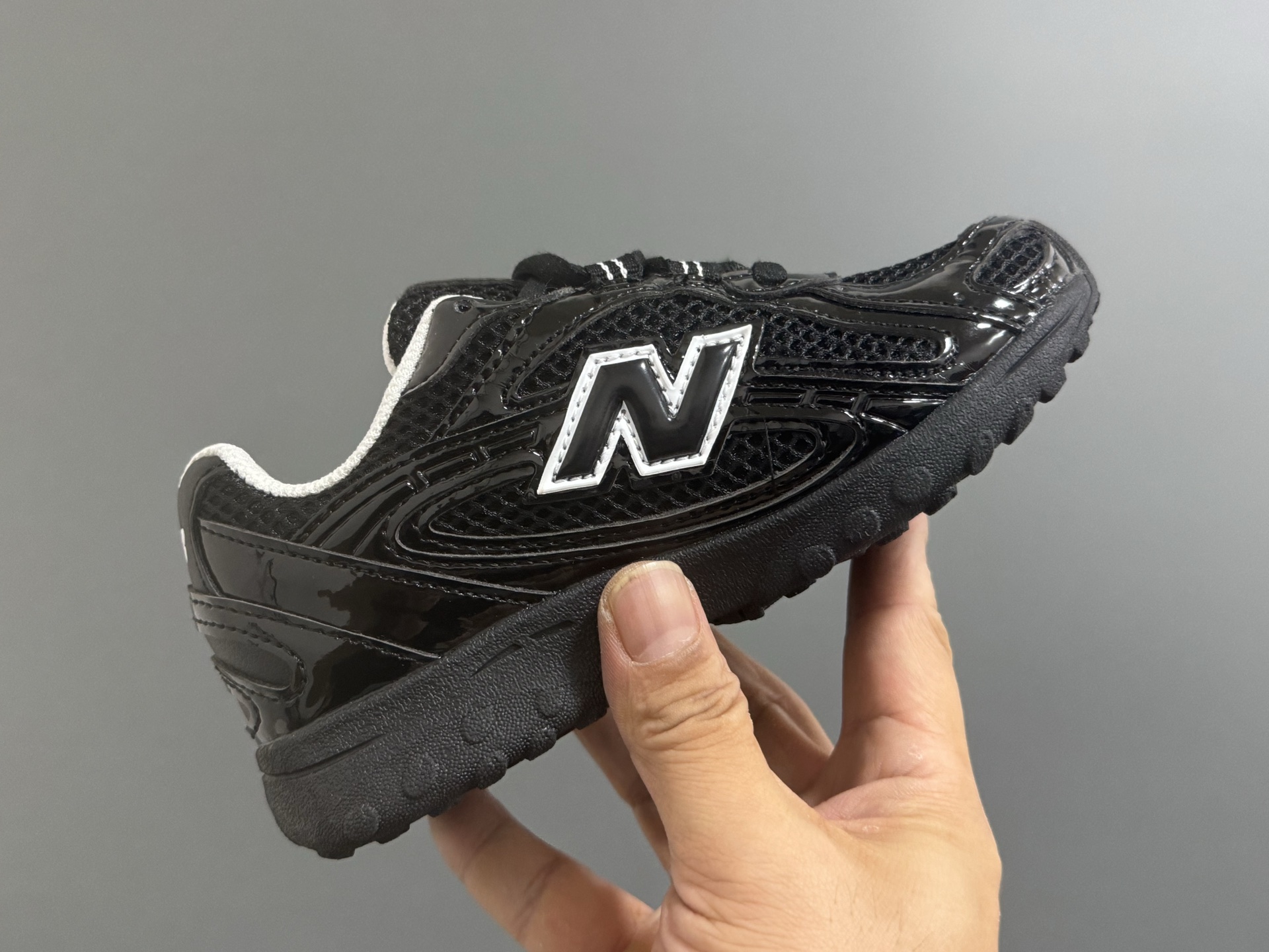 图片[6]-牛B新款204鞋带扣儿童老爹鞋 尺码：26-37码 高端1：1定制 经典NB204款式设计🆕 优质面料拼接，细节做工超精致 附赠一对鞋带扣，穿脱更便捷👍🏻 原装耐磨防滑大底，脚感不言而喻✌🏻-选品中心