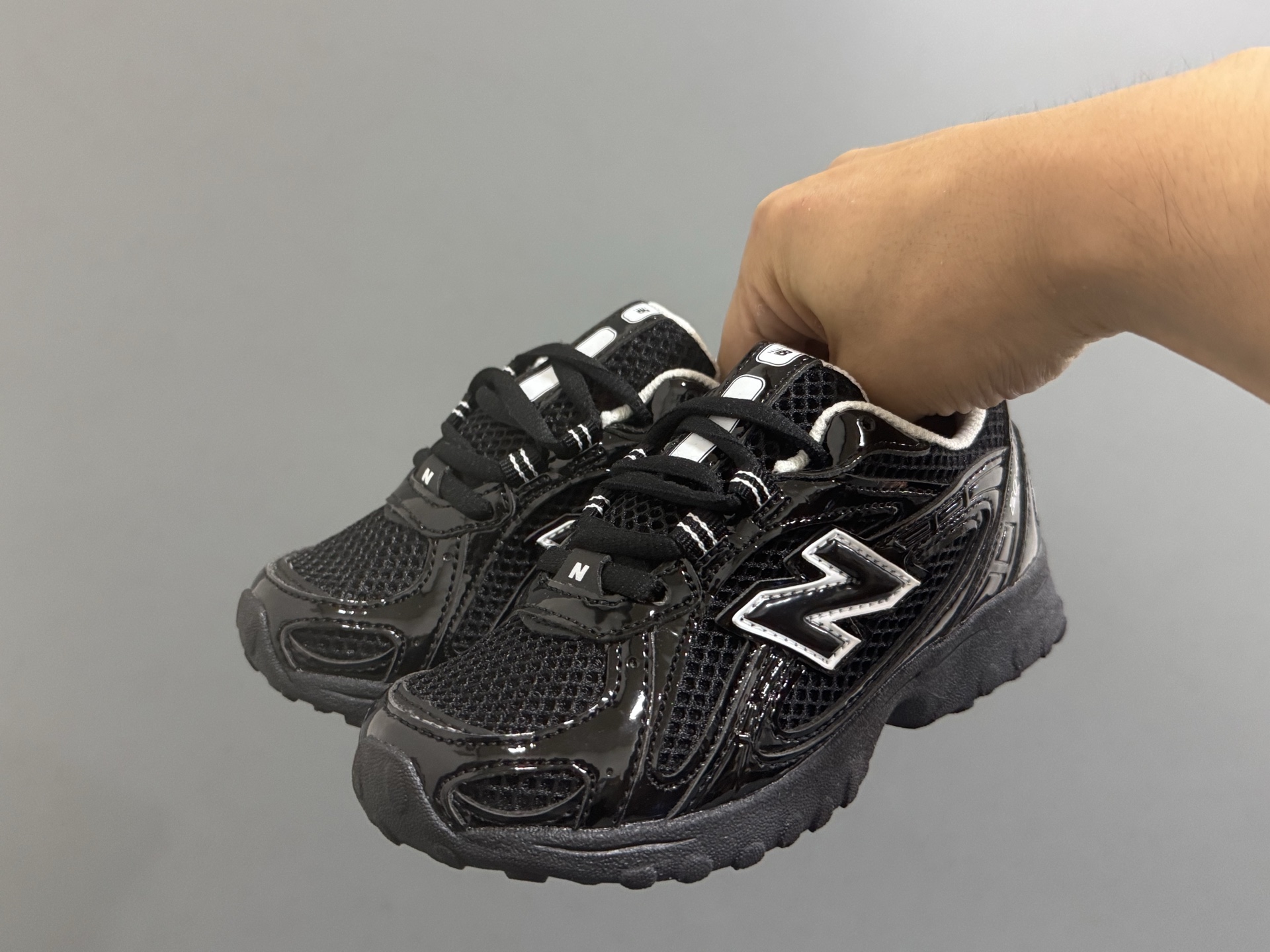 图片[2]-牛B新款204鞋带扣儿童老爹鞋 尺码：26-37码 高端1：1定制 经典NB204款式设计🆕 优质面料拼接，细节做工超精致 附赠一对鞋带扣，穿脱更便捷👍🏻 原装耐磨防滑大底，脚感不言而喻✌🏻-选品中心