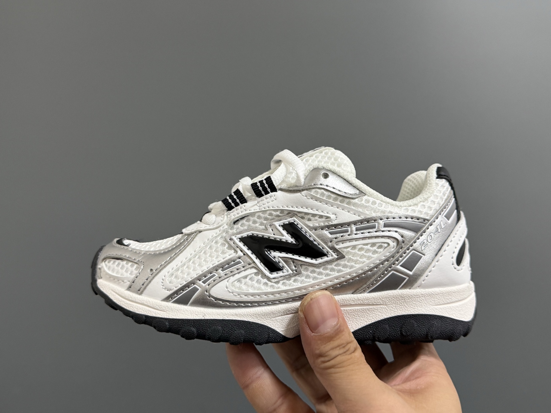 图片[4]-牛B新款204鞋带扣儿童老爹鞋 尺码：26-37码 高端1：1定制 经典NB204款式设计🆕 优质面料拼接，细节做工超精致 附赠一对鞋带扣，穿脱更便捷👍🏻 原装耐磨防滑大底，脚感不言而喻✌🏻-选品中心