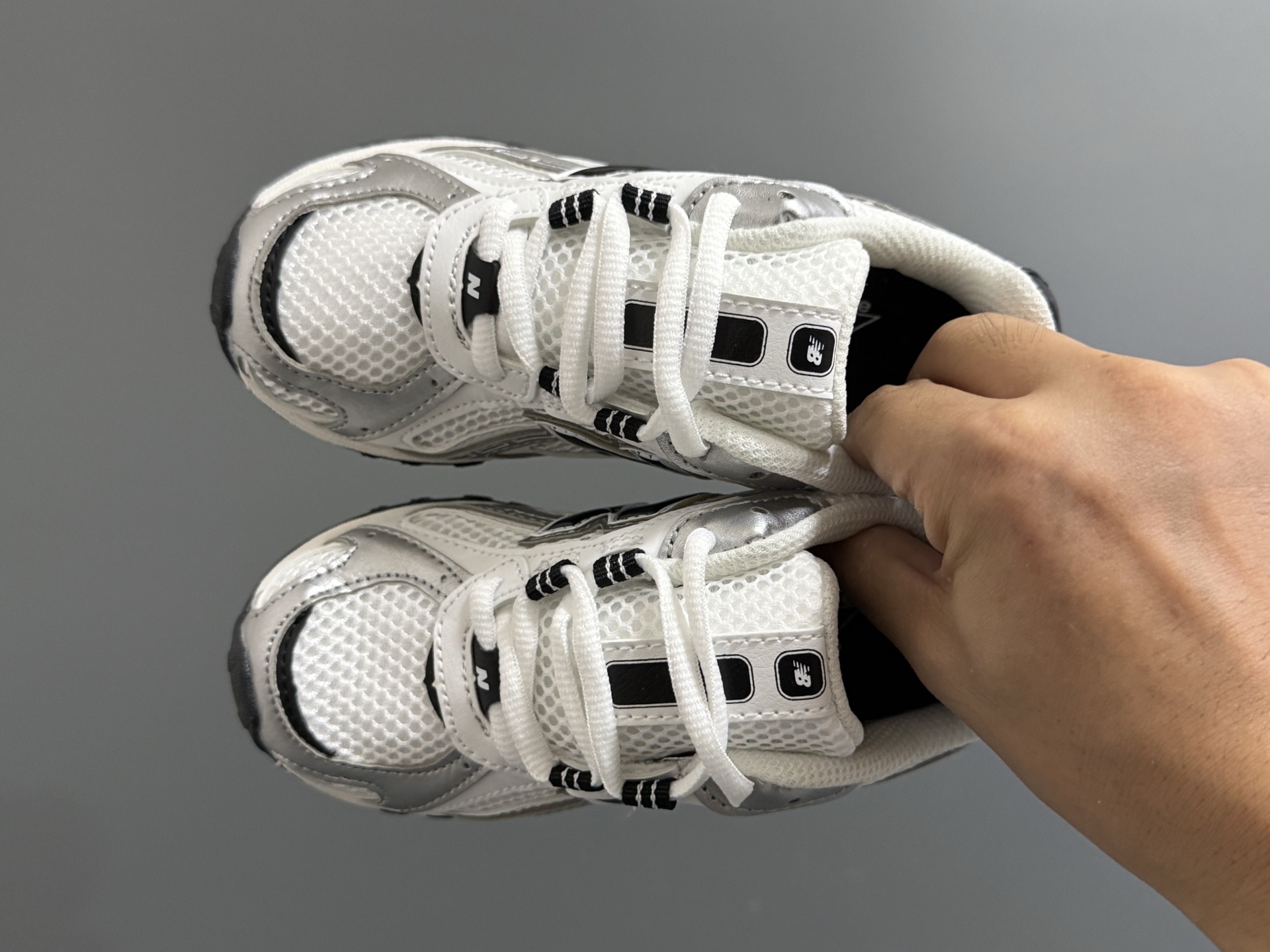 图片[2]-牛B新款204鞋带扣儿童老爹鞋 尺码：26-37码 高端1：1定制 经典NB204款式设计🆕 优质面料拼接，细节做工超精致 附赠一对鞋带扣，穿脱更便捷👍🏻 原装耐磨防滑大底，脚感不言而喻✌🏻-选品中心