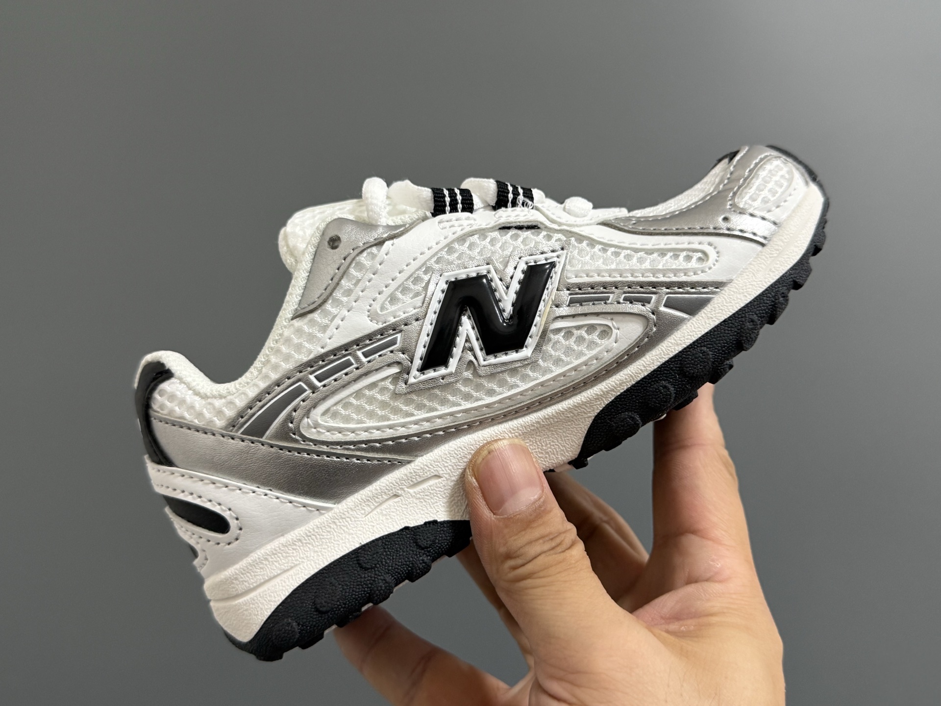 图片[6]-牛B新款204鞋带扣儿童老爹鞋 尺码：26-37码 高端1：1定制 经典NB204款式设计🆕 优质面料拼接，细节做工超精致 附赠一对鞋带扣，穿脱更便捷👍🏻 原装耐磨防滑大底，脚感不言而喻✌🏻-选品中心