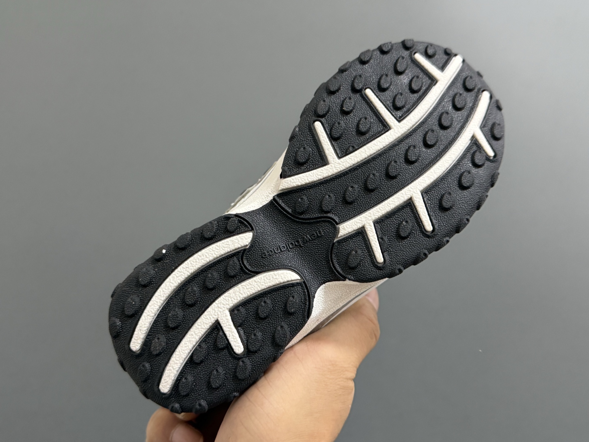 图片[5]-牛B新款204鞋带扣儿童老爹鞋 尺码：26-37码 高端1：1定制 经典NB204款式设计🆕 优质面料拼接，细节做工超精致 附赠一对鞋带扣，穿脱更便捷👍🏻 原装耐磨防滑大底，脚感不言而喻✌🏻-选品中心