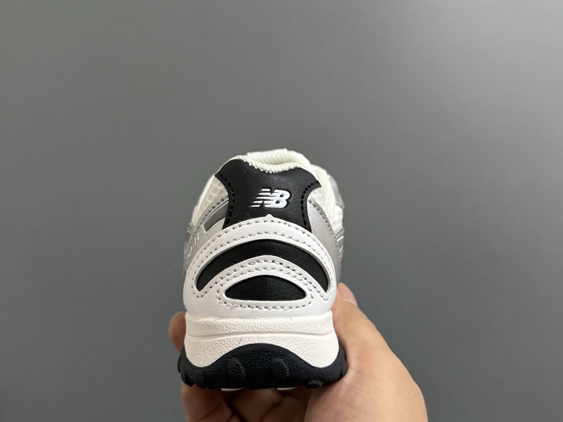 图片[7]-牛B新款204鞋带扣儿童老爹鞋 尺码：26-37码 高端1：1定制 经典NB204款式设计🆕 优质面料拼接，细节做工超精致 附赠一对鞋带扣，穿脱更便捷👍🏻 原装耐磨防滑大底，脚感不言而喻✌🏻-选品中心