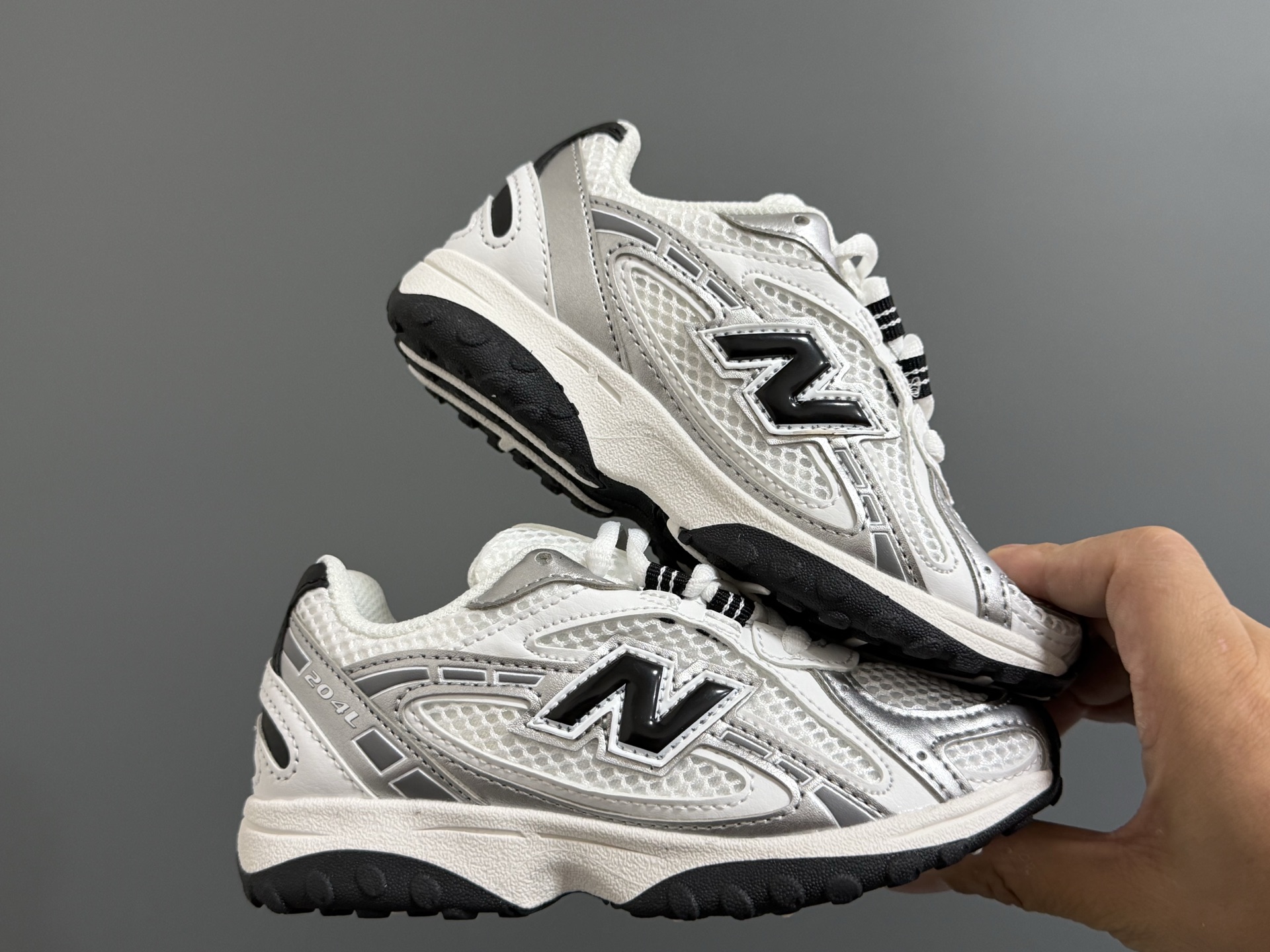 图片[9]-牛B新款204鞋带扣儿童老爹鞋 尺码：26-37码 高端1：1定制 经典NB204款式设计🆕 优质面料拼接，细节做工超精致 附赠一对鞋带扣，穿脱更便捷👍🏻 原装耐磨防滑大底，脚感不言而喻✌🏻-选品中心