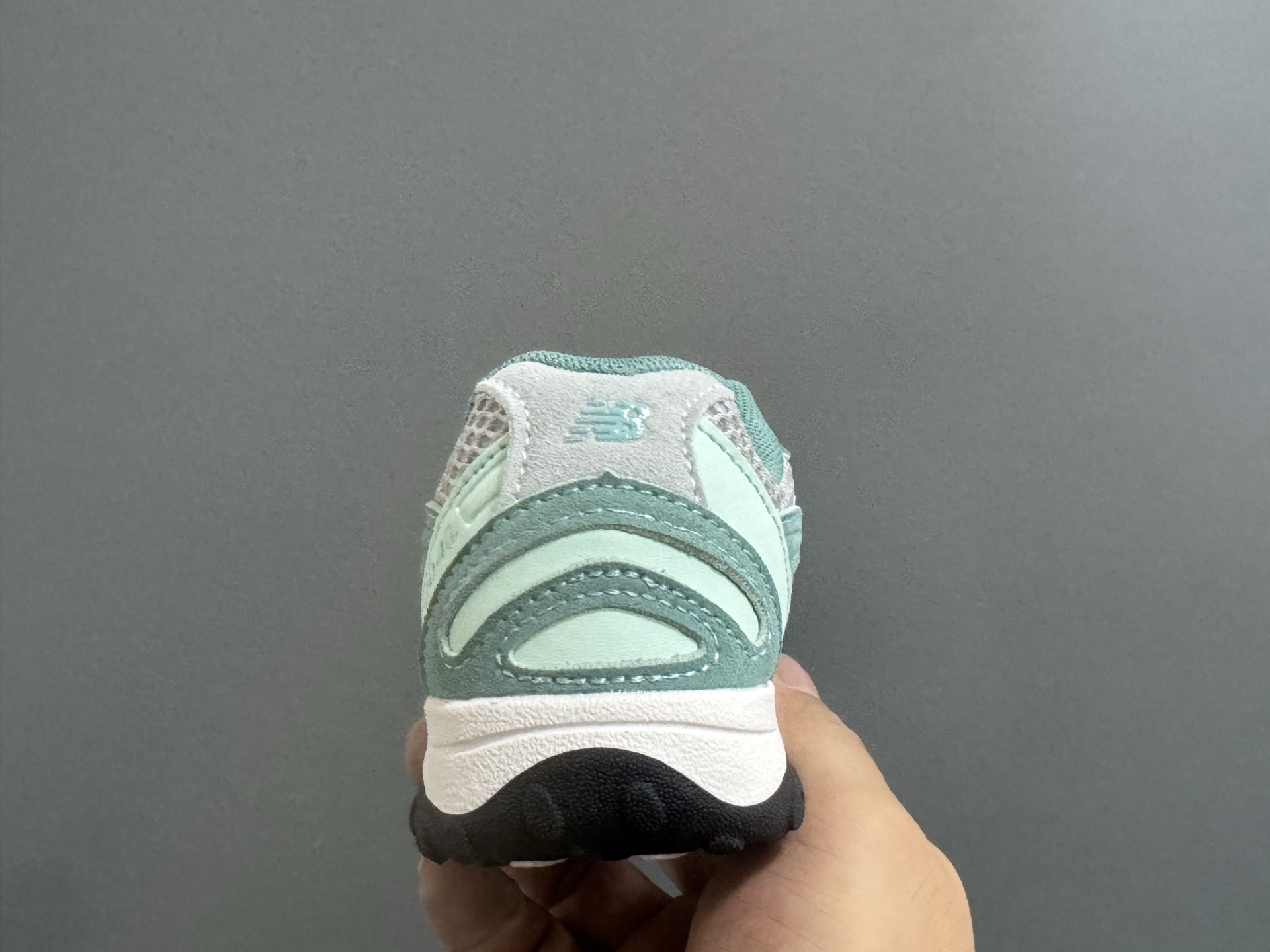 图片[7]-牛B新款204鞋带扣儿童老爹鞋 尺码：26-37码 高端1：1定制 经典NB204款式设计🆕 优质面料拼接，细节做工超精致 附赠一对鞋带扣，穿脱更便捷👍🏻 原装耐磨防滑大底，脚感不言而喻✌🏻-选品中心