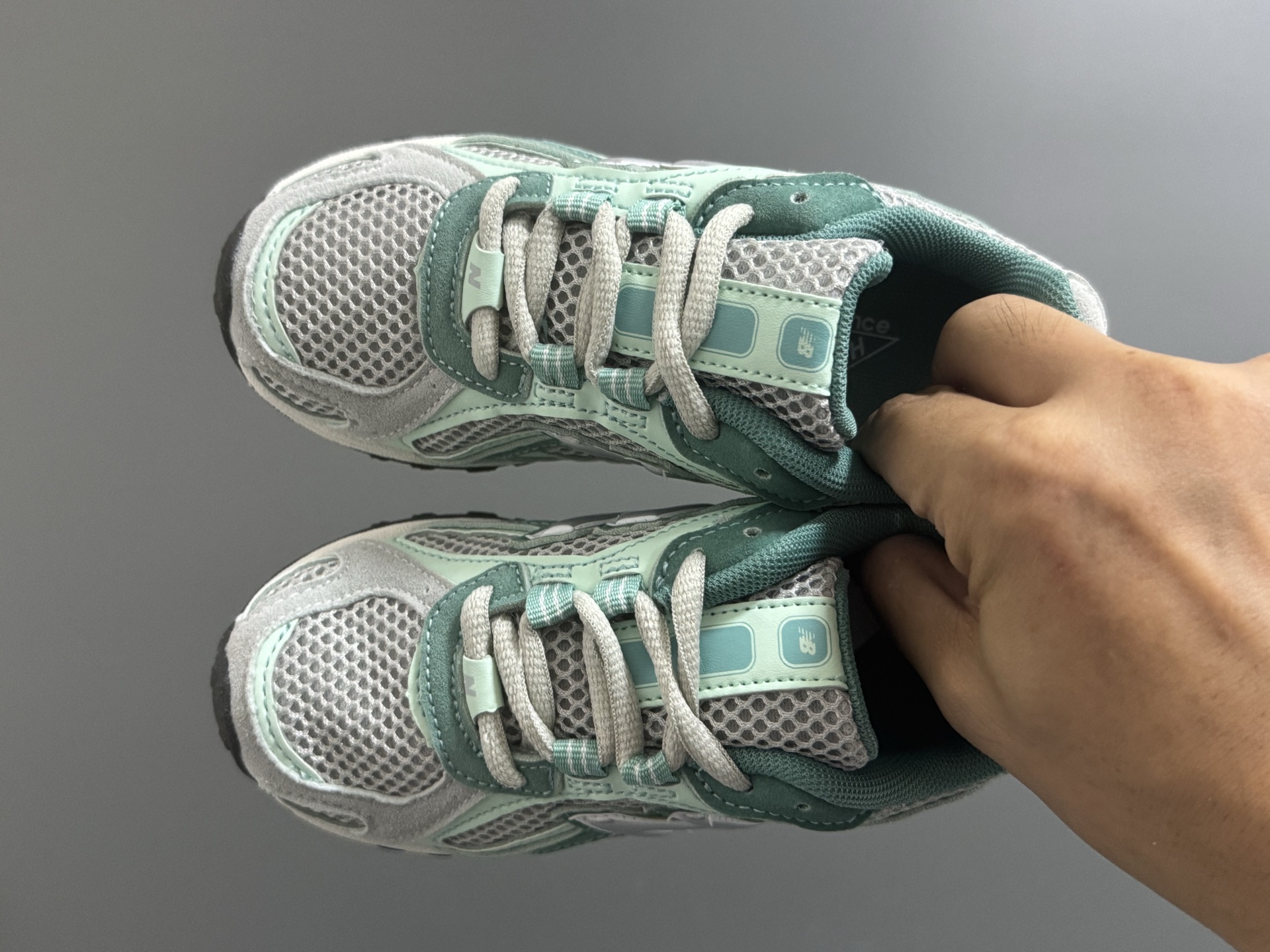 牛B新款204鞋带扣儿童老爹鞋 尺码：26-37码 高端1：1定制 经典NB204款式设计🆕 优质面料拼接，细节做工超精致 附赠一对鞋带扣，穿脱更便捷👍🏻 原装耐磨防滑大底，脚感不言而喻✌🏻-选品中心