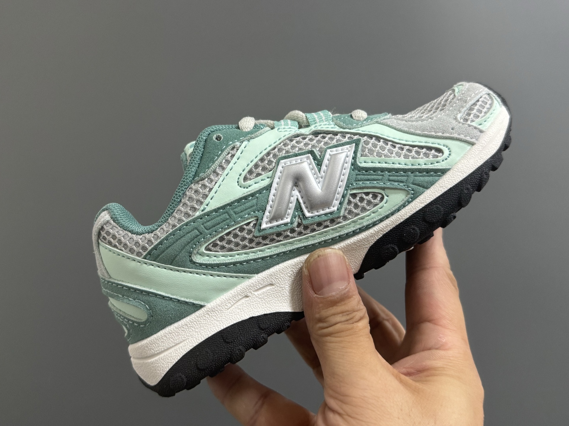 图片[6]-牛B新款204鞋带扣儿童老爹鞋 尺码：26-37码 高端1：1定制 经典NB204款式设计🆕 优质面料拼接，细节做工超精致 附赠一对鞋带扣，穿脱更便捷👍🏻 原装耐磨防滑大底，脚感不言而喻✌🏻-选品中心