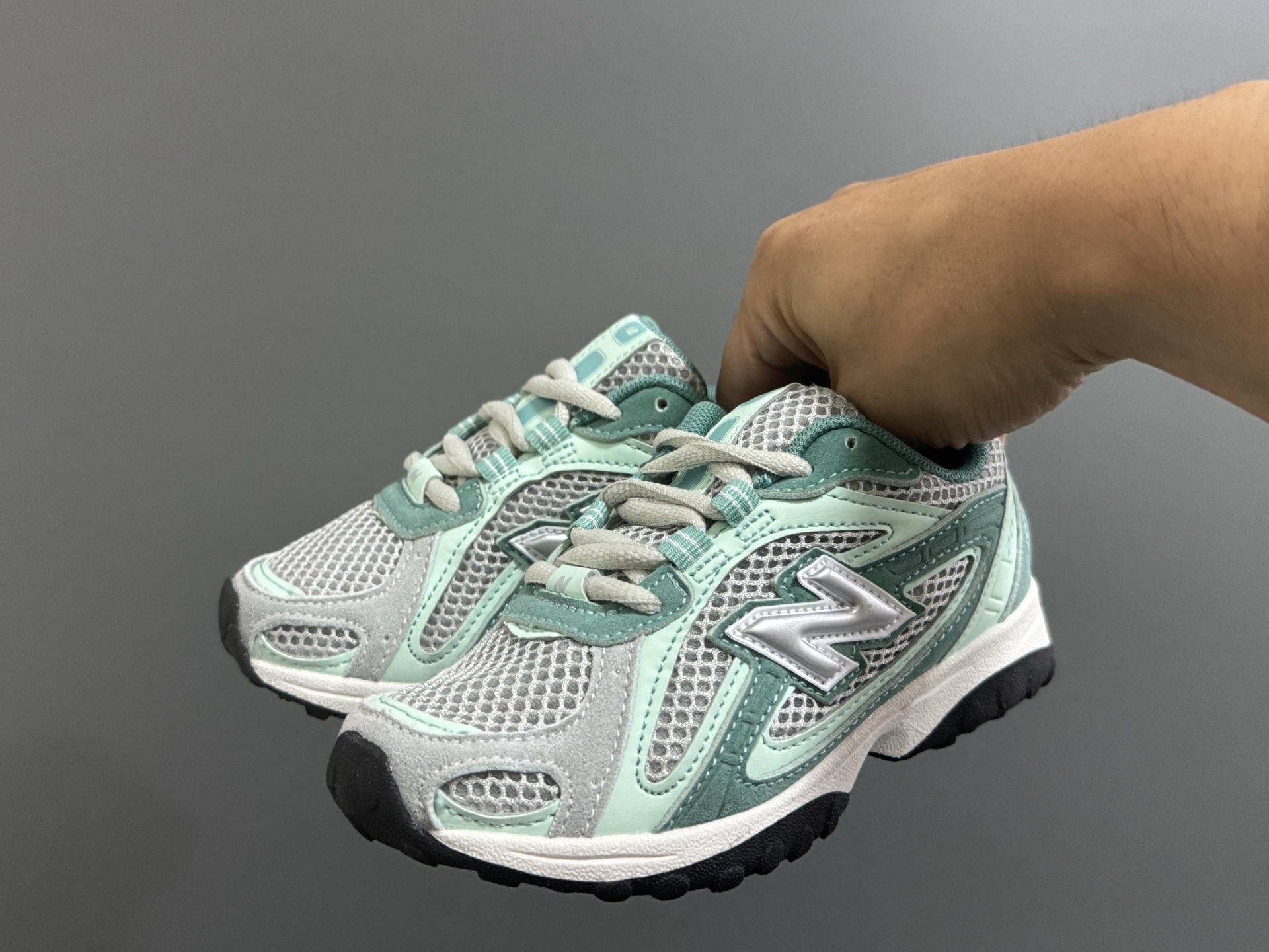 图片[2]-牛B新款204鞋带扣儿童老爹鞋 尺码：26-37码 高端1：1定制 经典NB204款式设计🆕 优质面料拼接，细节做工超精致 附赠一对鞋带扣，穿脱更便捷👍🏻 原装耐磨防滑大底，脚感不言而喻✌🏻-选品中心