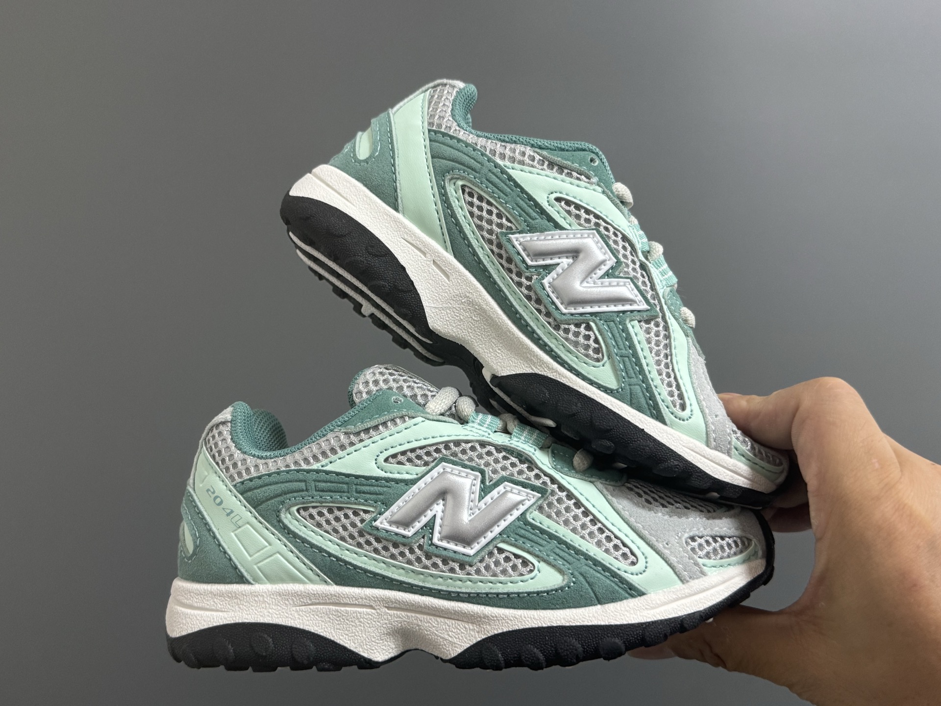 图片[9]-牛B新款204鞋带扣儿童老爹鞋 尺码：26-37码 高端1：1定制 经典NB204款式设计🆕 优质面料拼接，细节做工超精致 附赠一对鞋带扣，穿脱更便捷👍🏻 原装耐磨防滑大底，脚感不言而喻✌🏻-选品中心