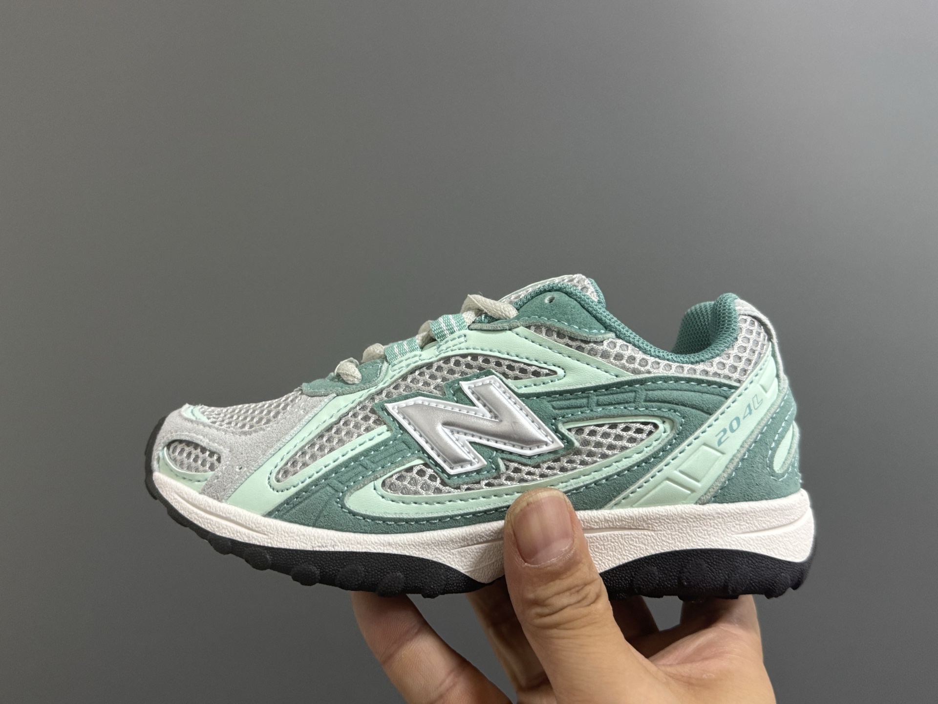 图片[4]-牛B新款204鞋带扣儿童老爹鞋 尺码：26-37码 高端1：1定制 经典NB204款式设计🆕 优质面料拼接，细节做工超精致 附赠一对鞋带扣，穿脱更便捷👍🏻 原装耐磨防滑大底，脚感不言而喻✌🏻-选品中心