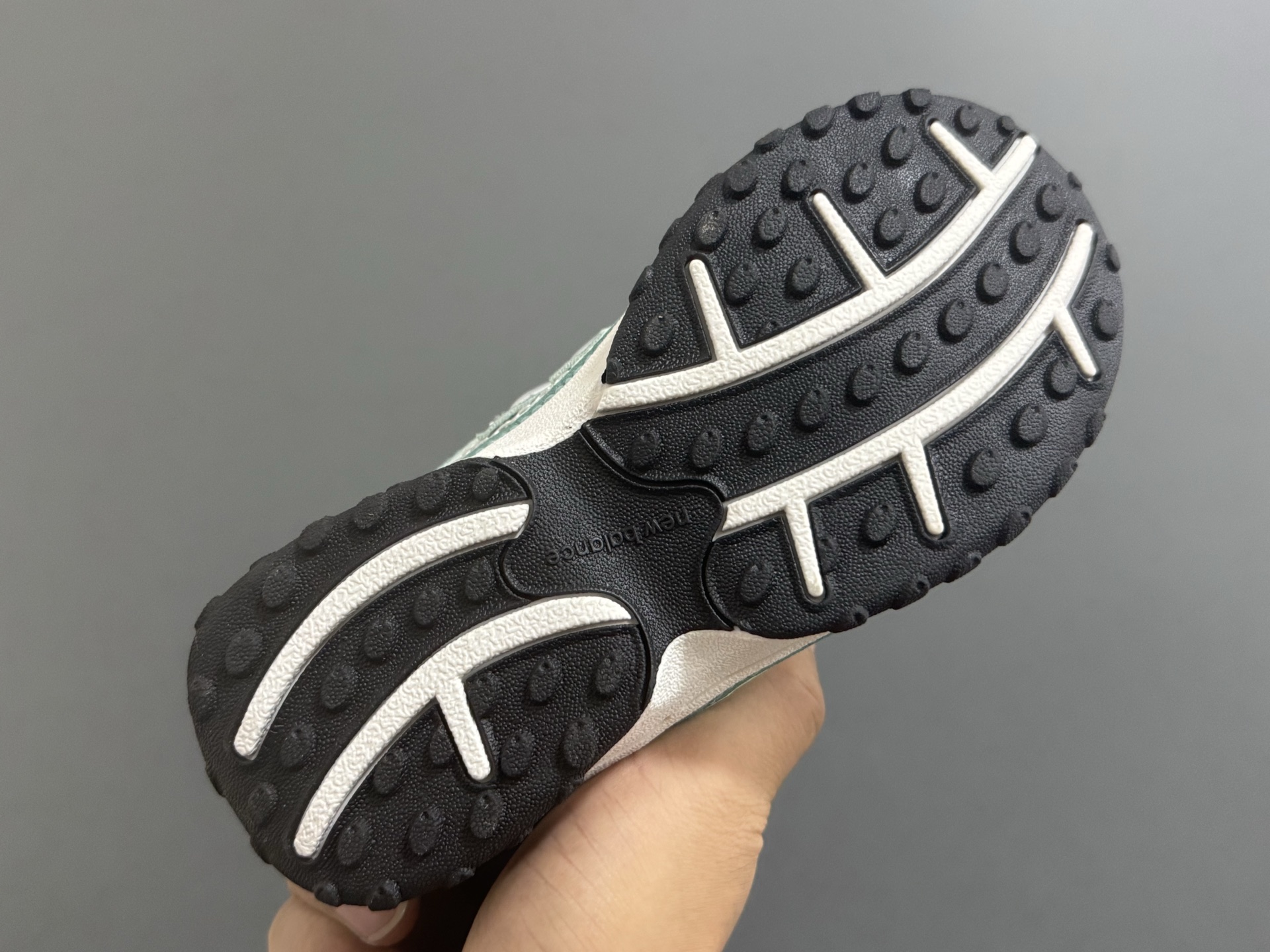 图片[5]-牛B新款204鞋带扣儿童老爹鞋 尺码：26-37码 高端1：1定制 经典NB204款式设计🆕 优质面料拼接，细节做工超精致 附赠一对鞋带扣，穿脱更便捷👍🏻 原装耐磨防滑大底，脚感不言而喻✌🏻-选品中心