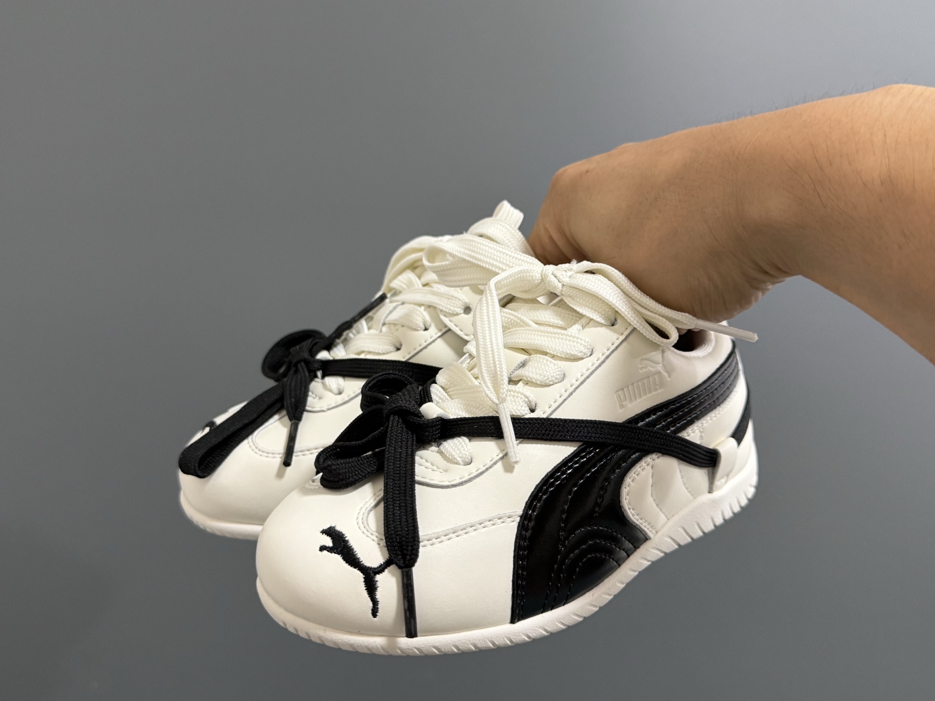 彪马新款绑带联名皮面儿童魔术贴休闲鞋 尺码：26-37码 经典PUMA系列🔥 绑带设计，时髦又洋气✨ 魔术贴设计，穿脱方便✌🏻 耐磨防滑大底，脚感超赞👍🏻 优质皮料，质感满满💯-选品中心