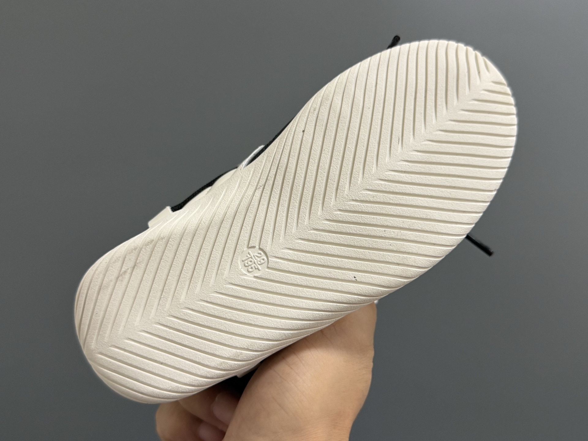 图片[5]-彪马新款绑带联名皮面儿童魔术贴休闲鞋 尺码：26-37码 经典PUMA系列🔥 绑带设计，时髦又洋气✨ 魔术贴设计，穿脱方便✌🏻 耐磨防滑大底，脚感超赞👍🏻 优质皮料，质感满满💯-选品中心