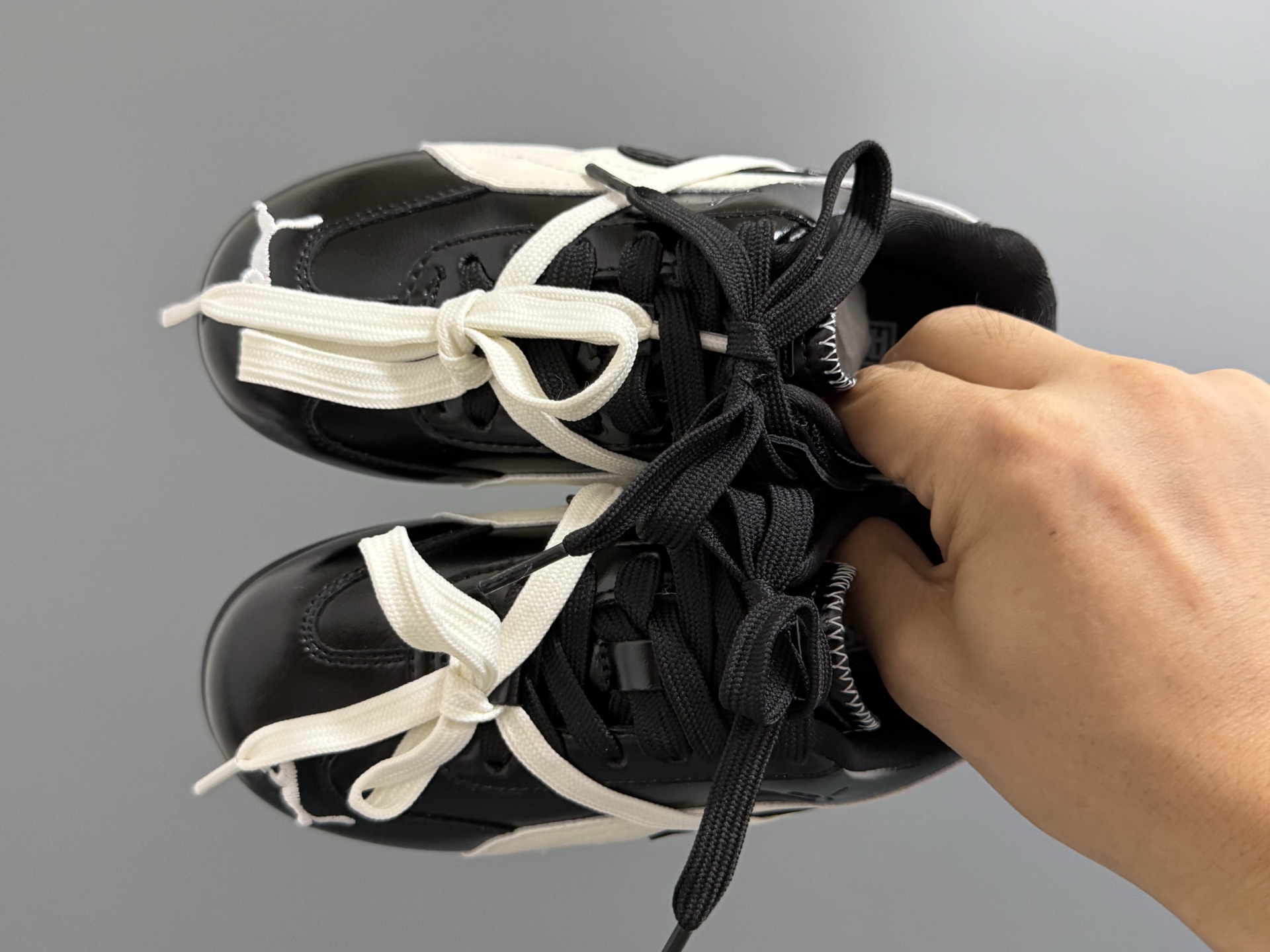 彪马新款绑带联名皮面儿童魔术贴休闲鞋 尺码：26-37码 经典PUMA系列🔥 绑带设计，时髦又洋气✨ 魔术贴设计，穿脱方便✌🏻 耐磨防滑大底，脚感超赞👍🏻 优质皮料，质感满满💯-选品中心